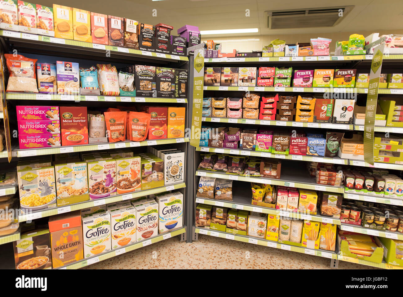Frei von Produkten auf einem Supermarktregal. Stockfoto