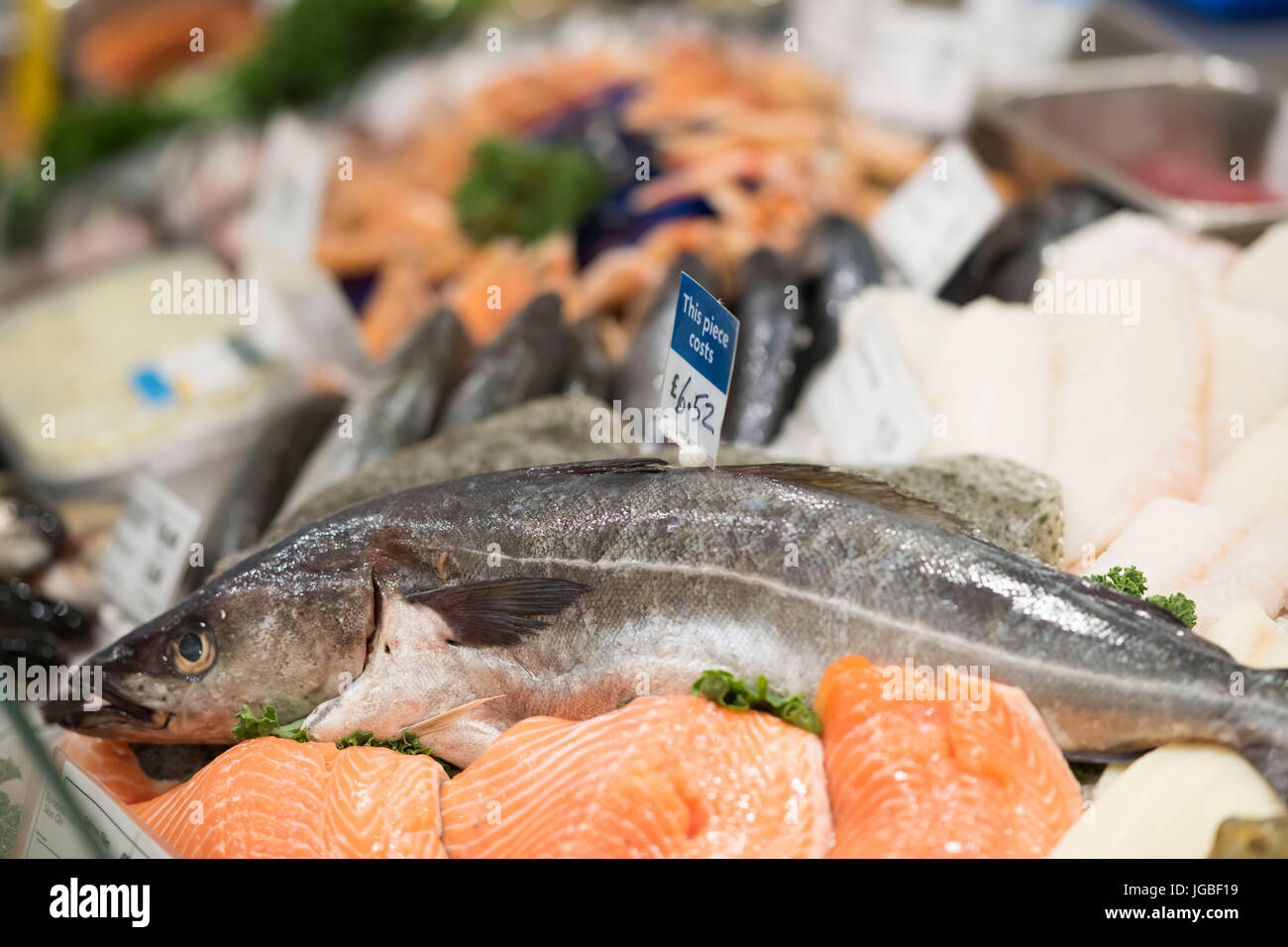 Frischer Fisch auf dem Display für Verkauf im Ladengeschäft Supermarkt Fischhändler. Stockfoto