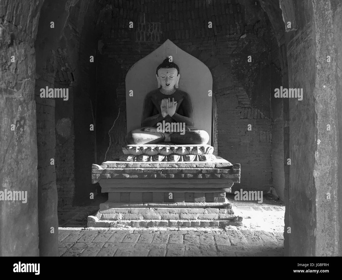 Buddha-Statue im antiken Tempel von Bagan, Myanmar. Es gibt über 10.000 buddhistische Tempel, Pagoden und Klöster wurden in der Bagan gebaut. Stockfoto
