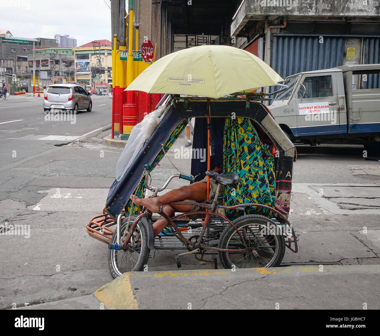 Manila, Philippinen - 20. Dezember 2015.  Fahrradrikscha auf Street in Chinatown in Manila, Philippinen. Stockfoto