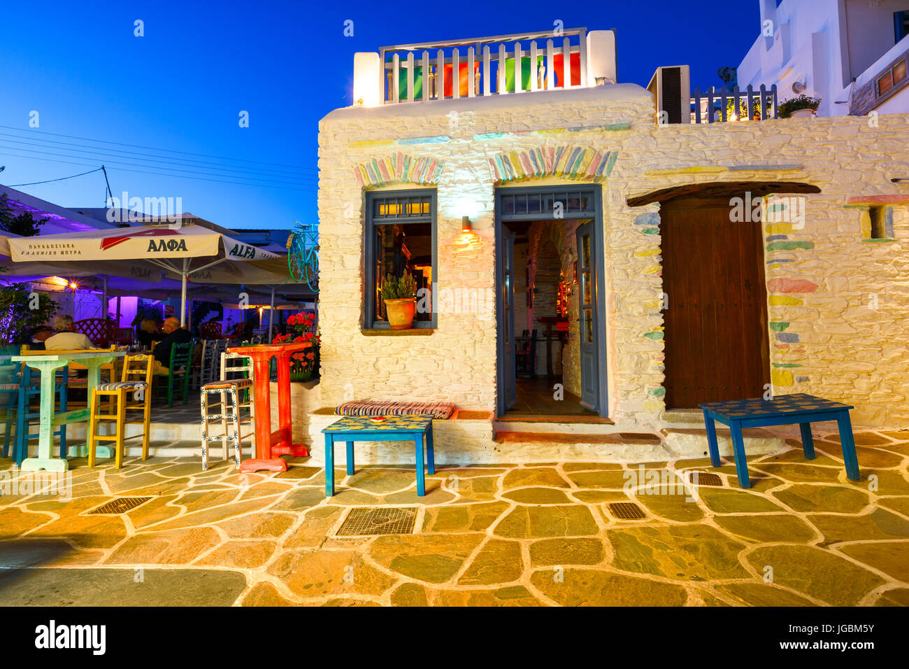 Cafés und Bars in der Hauptstraße von Dorf Chora auf Kythnos Insel in Griechenland. Stockfoto
