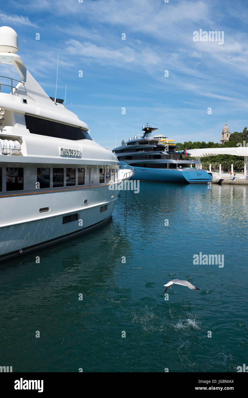 Luxus Superyachten im Hafen von Malaga, Spanien. Stockfoto