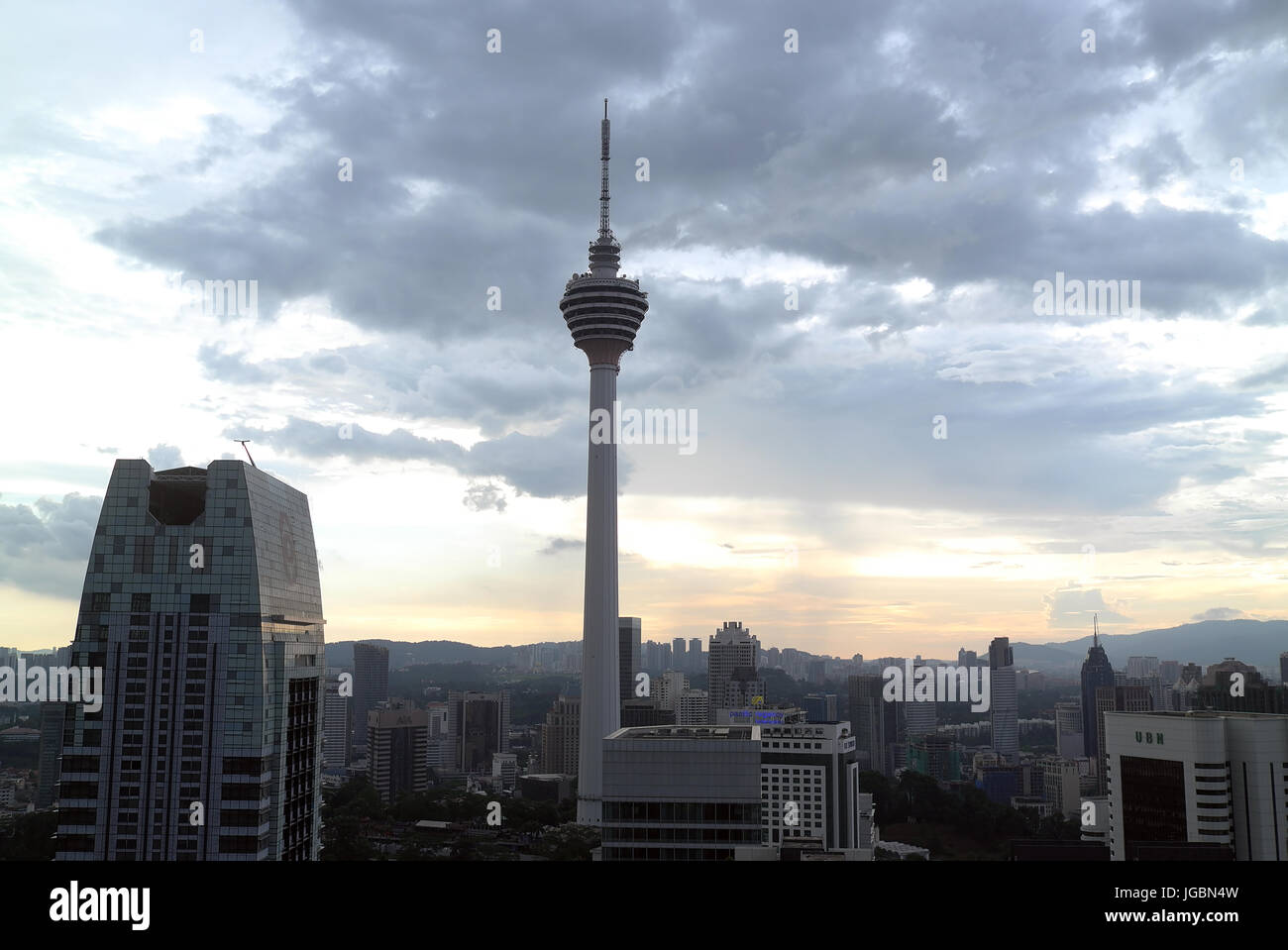 Die Menara Tower und die Skyline von Kuala Lumpur, Malaysia. Stockfoto