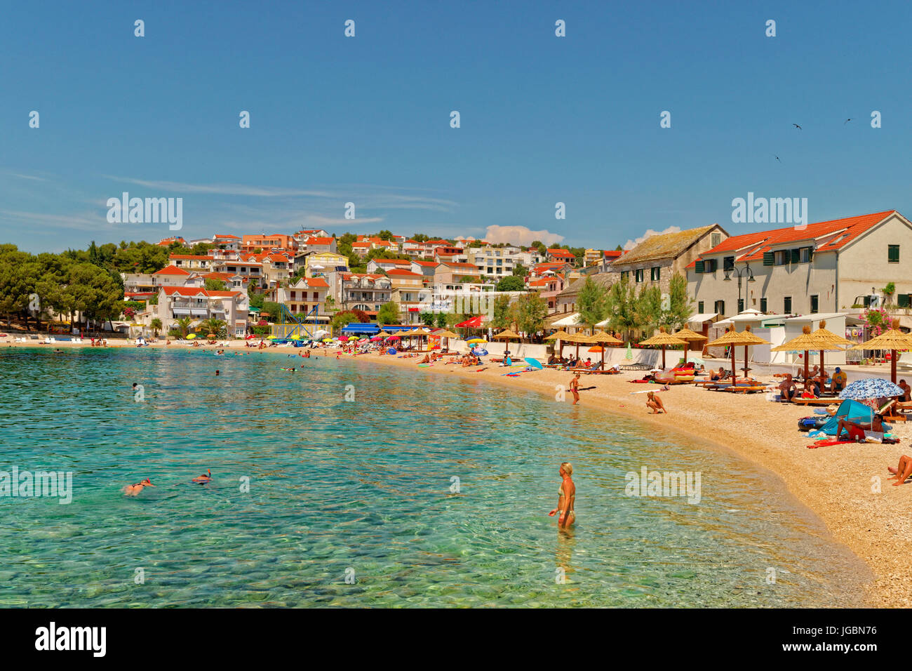 Der Strand von Primosten auf der Adria-Küste von Kroatien. Stockfoto