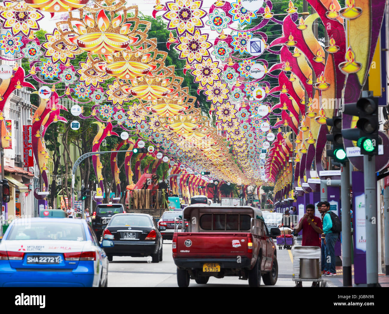 Republik Singapur.  Serangoon Road, der Hauptverkehrsader der Region bekannt als Little India. Die Dekorationen sind für das Deepwali Hindu-Festival. Stockfoto