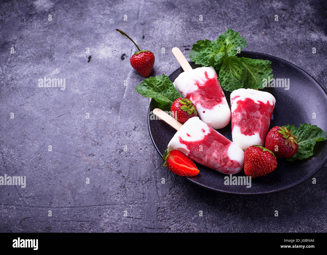 Erdbeer Vanille Eis am Stiel. Hausgemachtes Eis. Selektiven Fokus Stockfoto