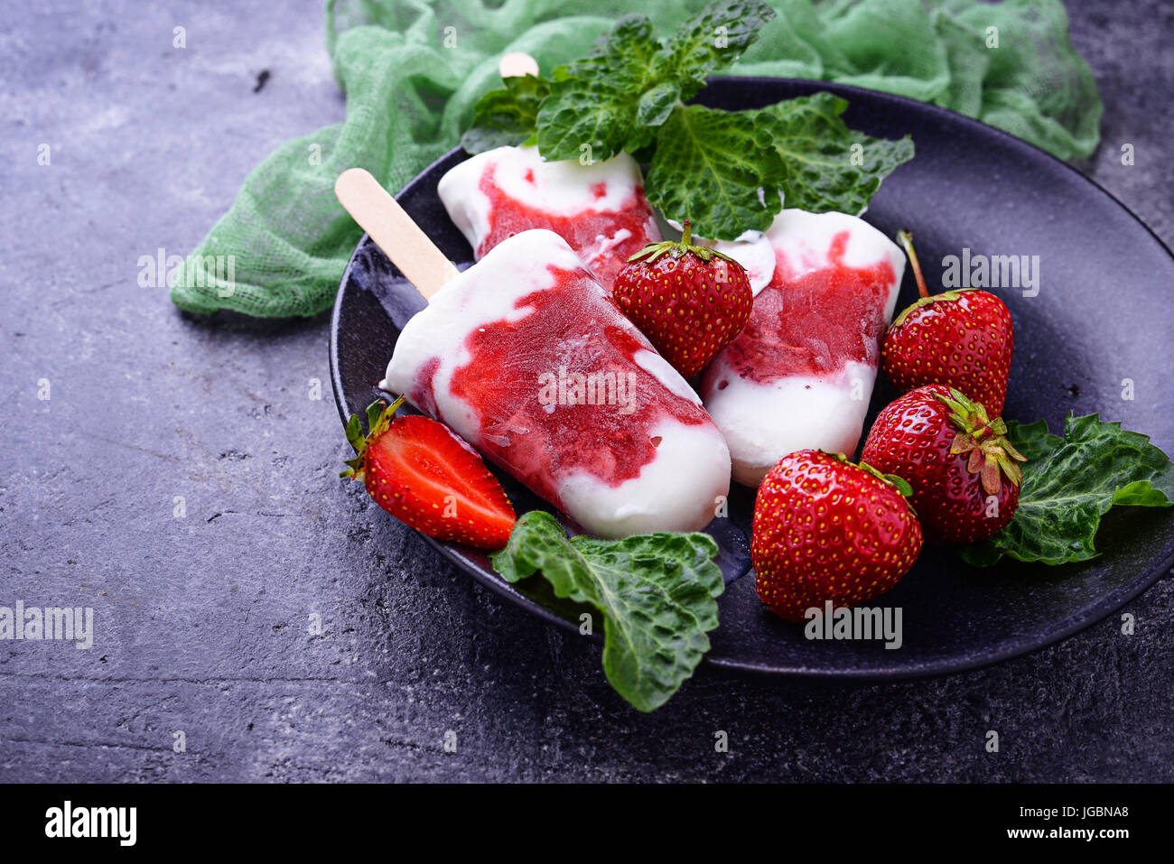 Erdbeer Vanille Eis am Stiel. Hausgemachtes Eis. Selektiven Fokus Stockfoto