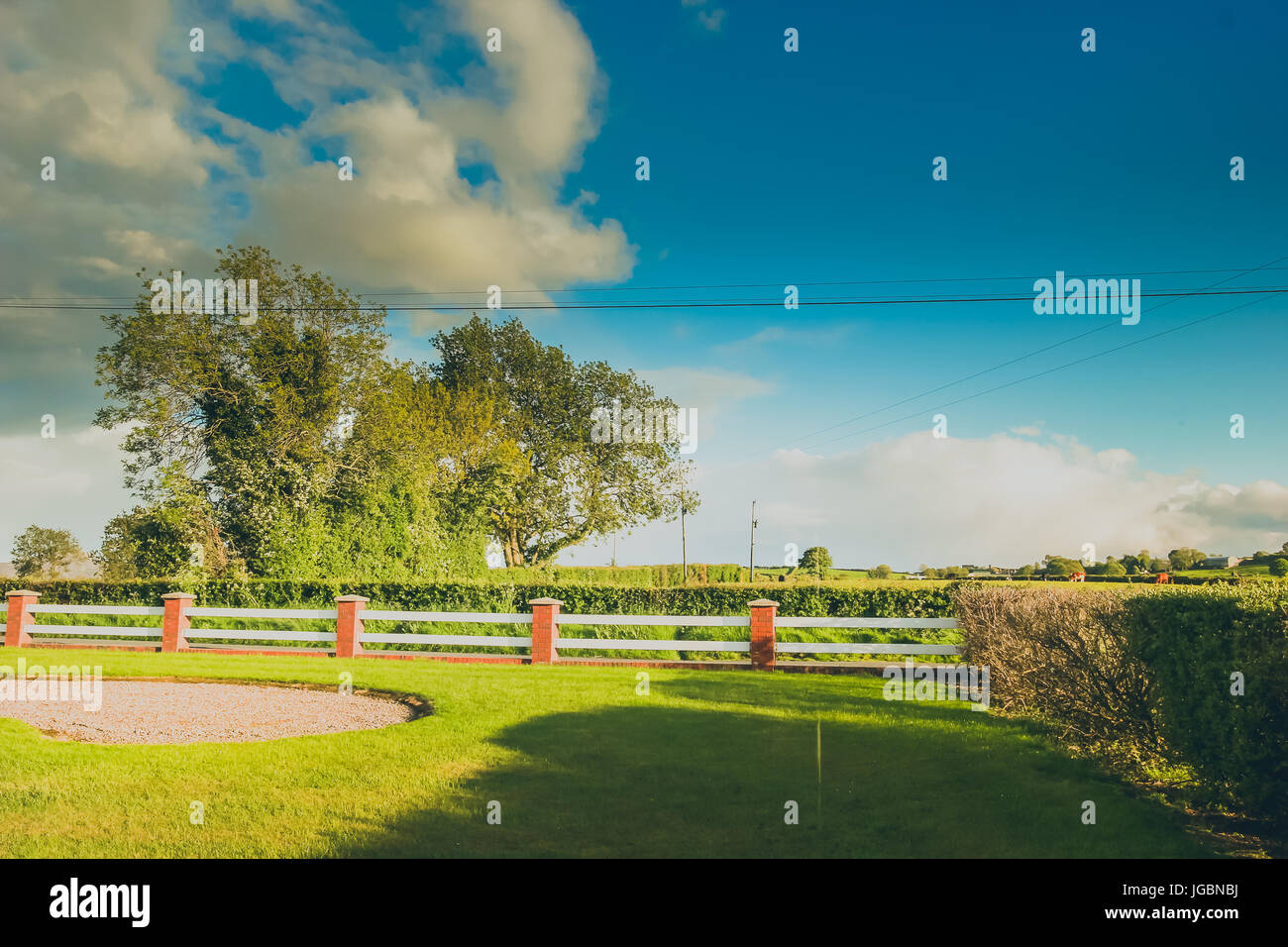 einem sonnigen Tag auf eine irische Landschaft. Stockfoto