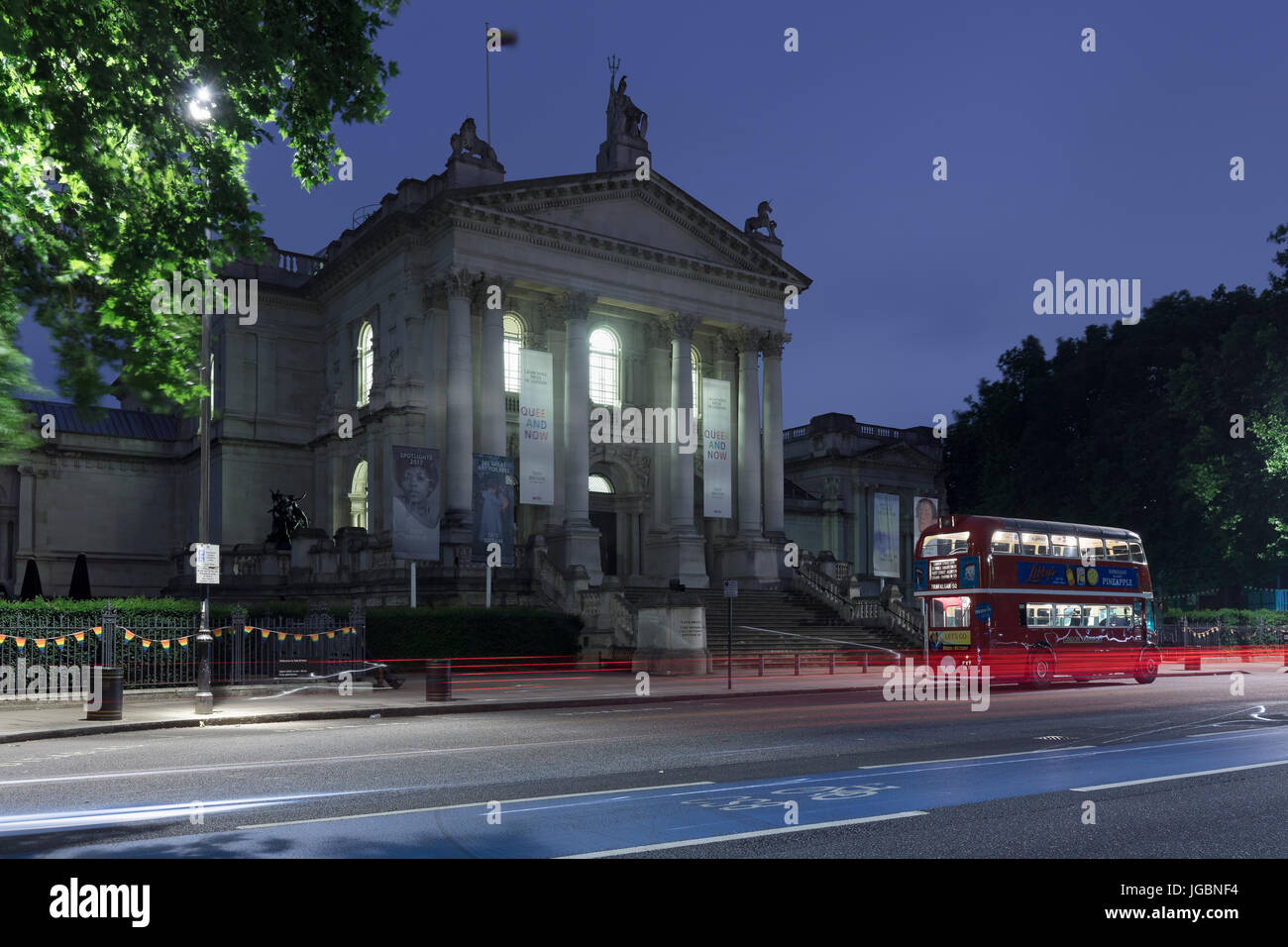 Rot-London-Bus mit Lichtspur nachts außerhalb Tate Britain Museum Stockfoto