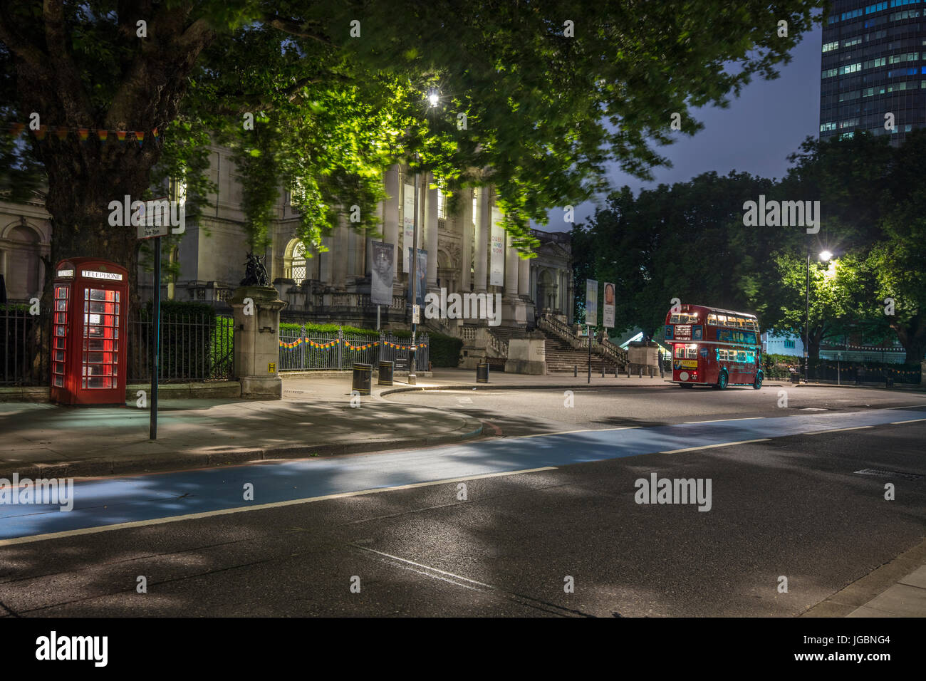 Roter Bus und Telefon Box nachts außerhalb Tate Britain Stockfoto