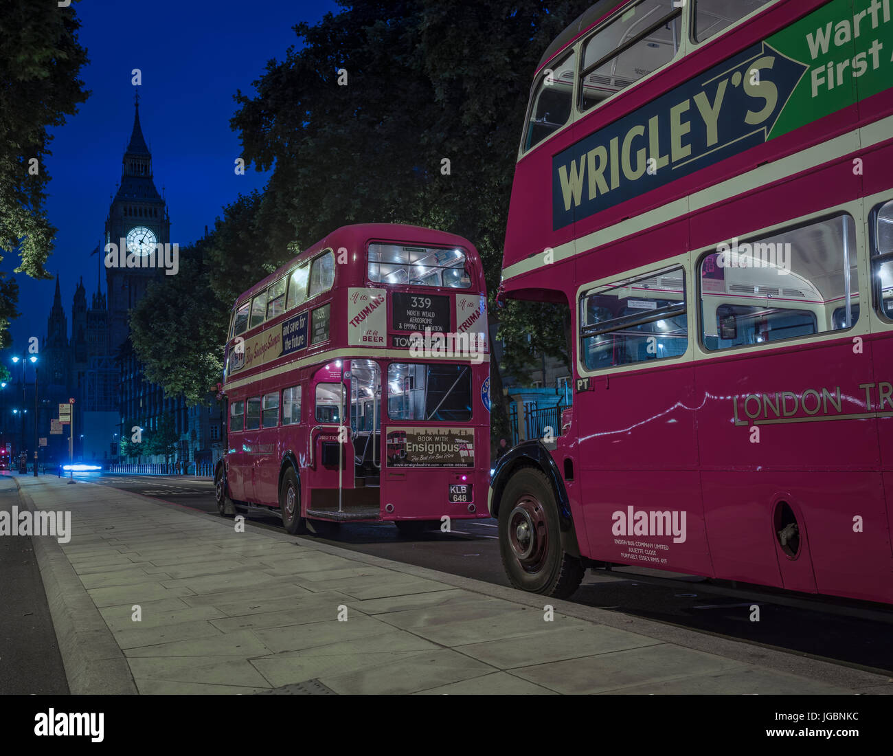Roten Londoner Busse in der Nacht mit Big Ben Stockfoto