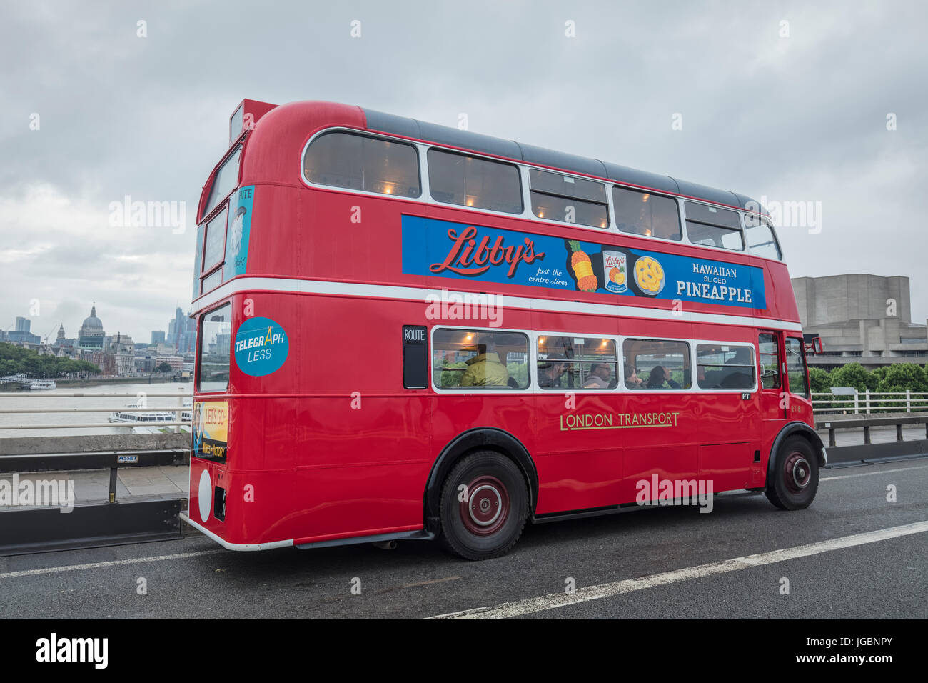 Rote Vintage Bus auf Waterloo Bridge London Stockfoto