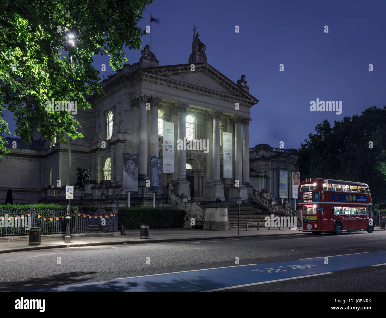 Roten Londoner Bus in der Tate Britain in der Nacht Stockfoto