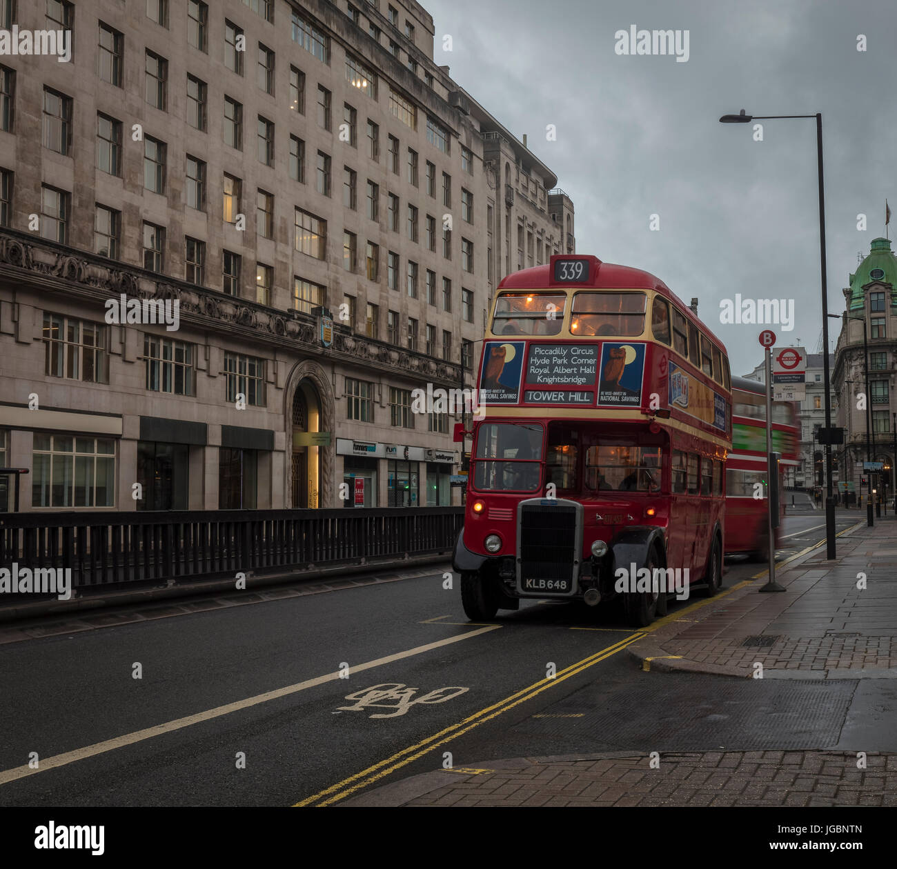 Roten Londoner Bus auf Waterloo Bridge Stockfoto