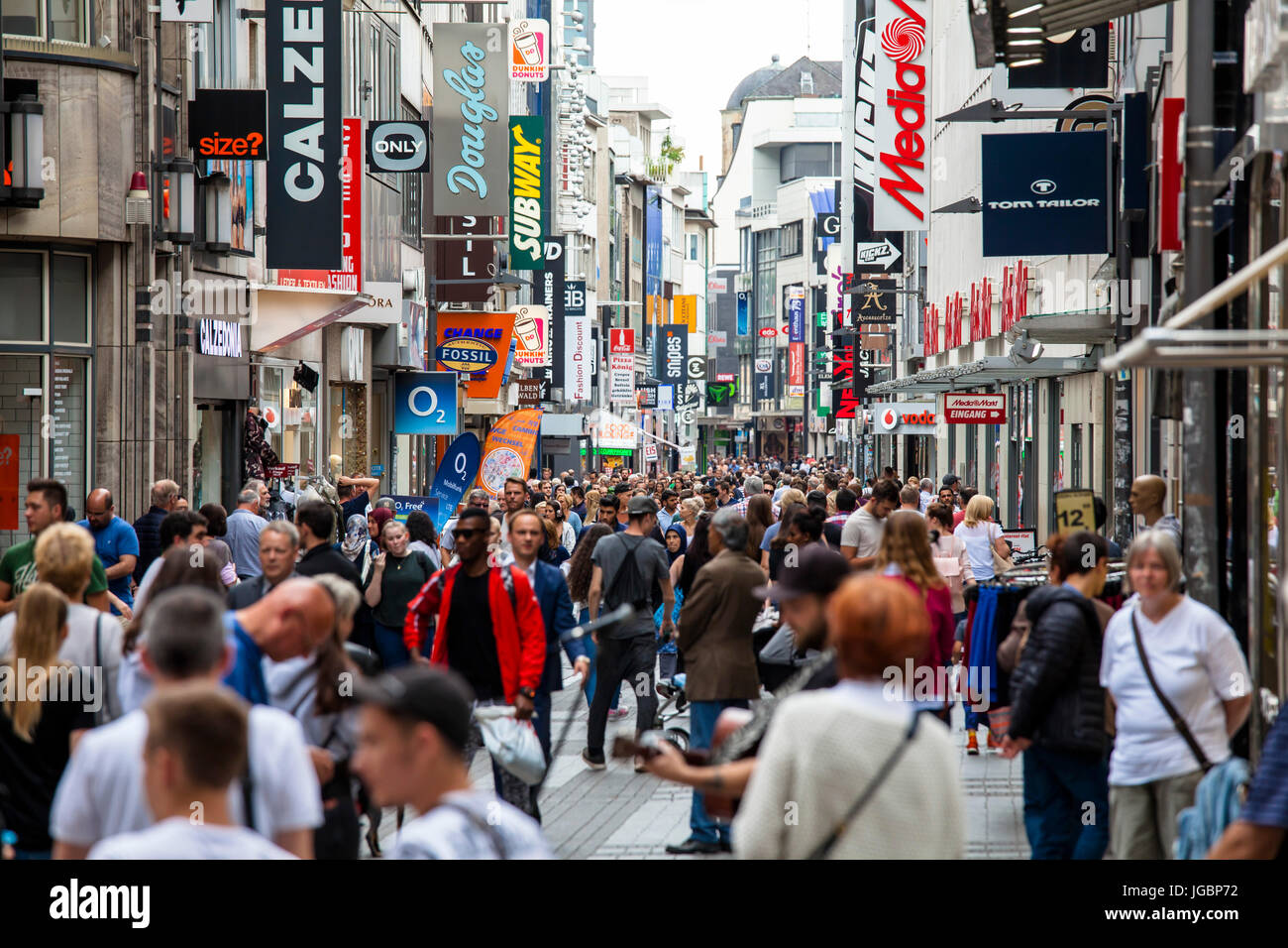 Europa, Deutschland, Köln, der Einkaufsmeile Hohe Straße. Stockfoto