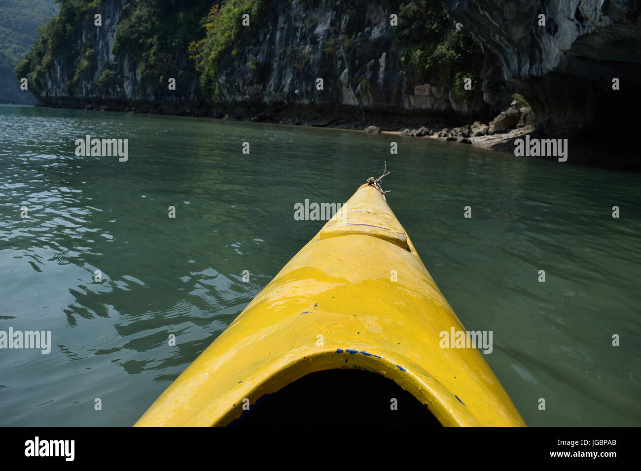 Kajakfahren in Ha-long-Bucht Stockfoto