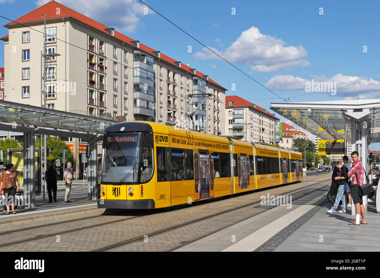Straßenbahn an der Haltestelle Altmarkt in der Wilsdruffer Straße, Dresden, Deutschland Stockfoto