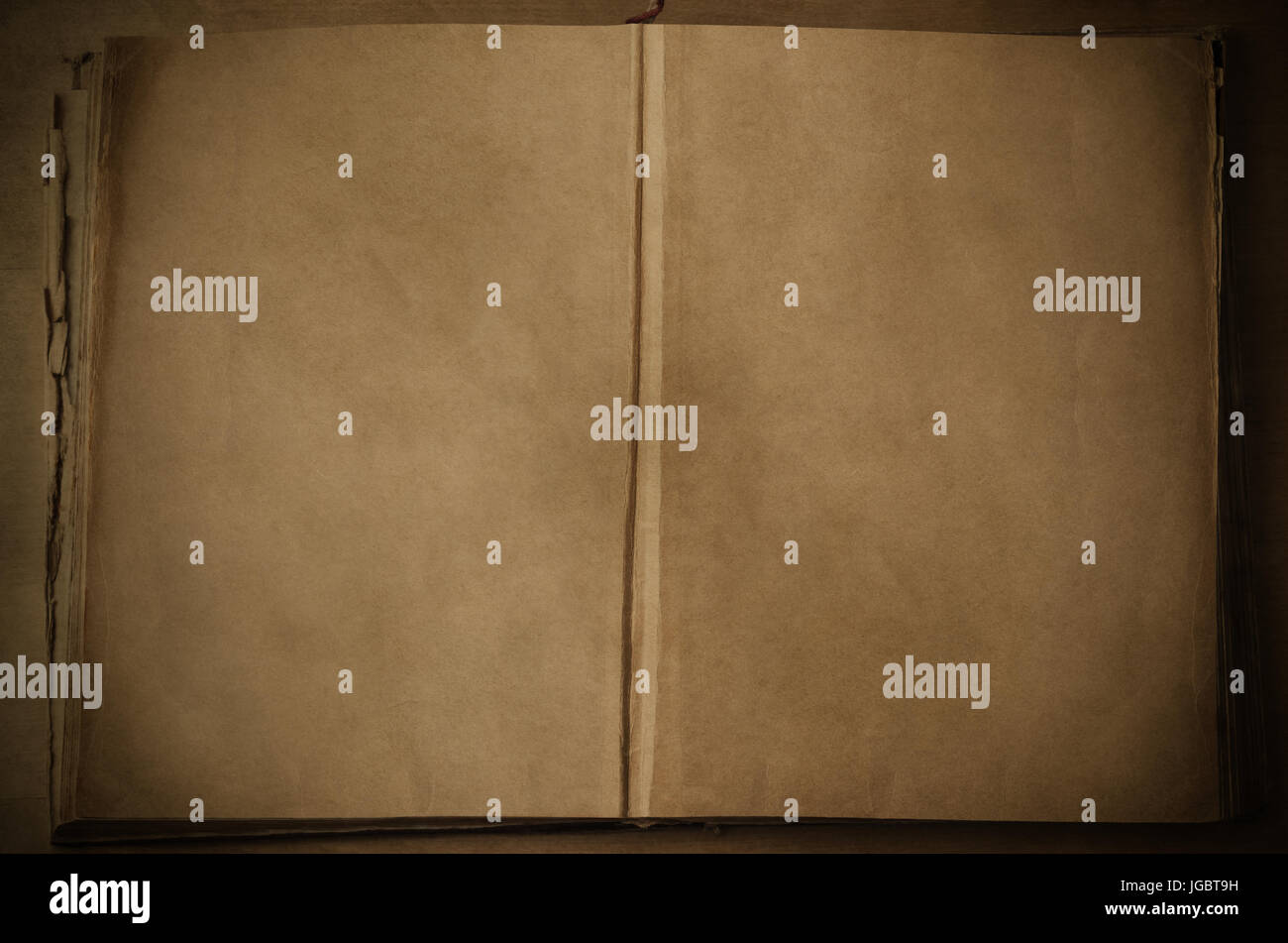 Ein altes Oldtimer Buch auf einem Holztisch eröffnet aus der Mitte, leer, aussetzen Pergament farbige Seiten.  Bandtypischen, gealterte Bild. Stockfoto