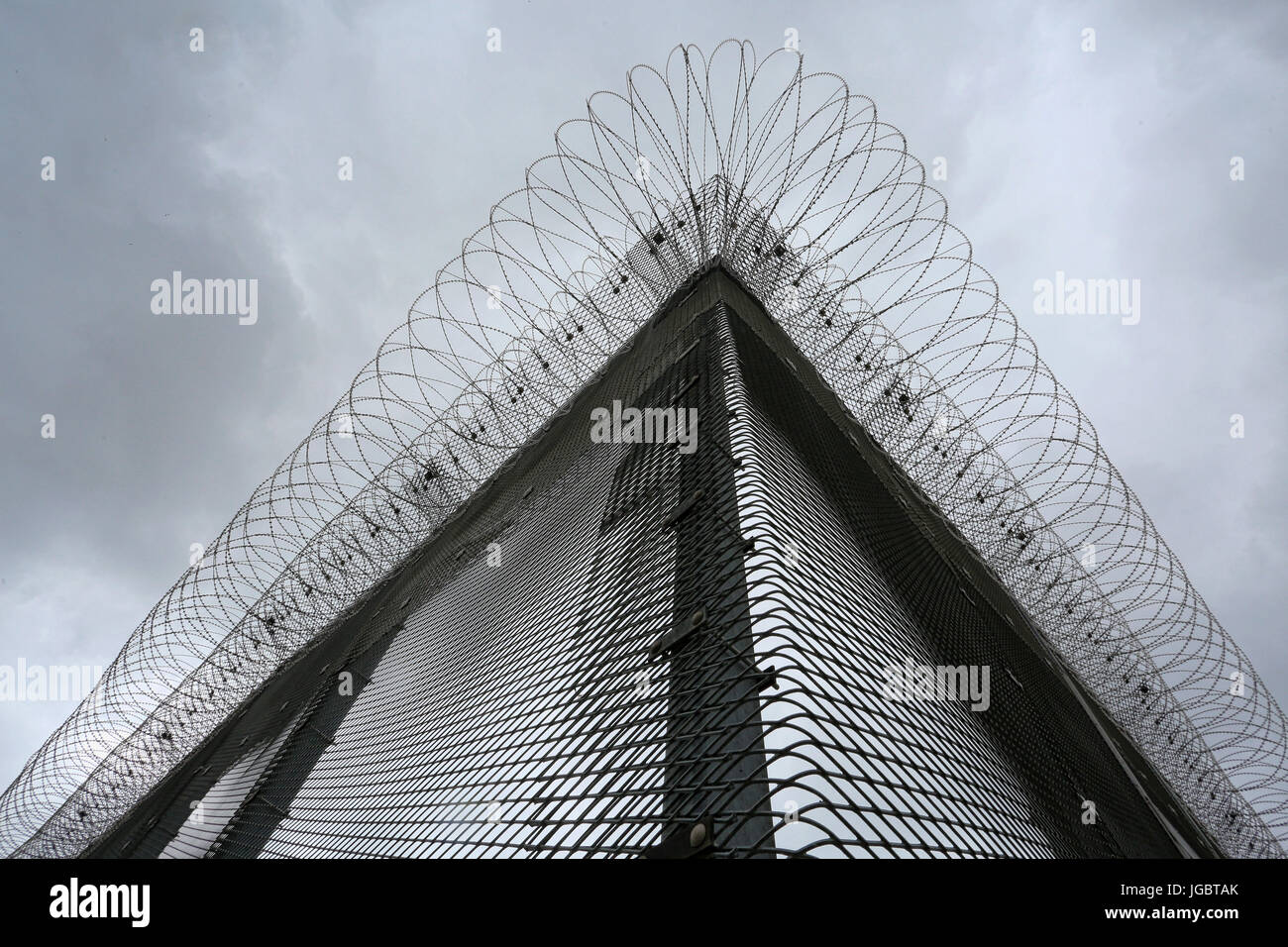 Sicherheitszaun mit Stacheldraht, Gefängnis, Bautzen, Sachsen, Deutschland Stockfoto