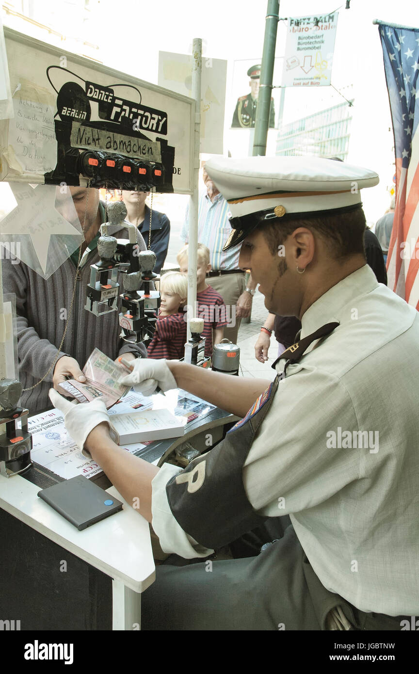 Checkpoint Charlie - Symbol des Kalten Krieges, die Trennung von Ost und West darstellt. 1. September 2005 - Berlin, Deutschland Stockfoto