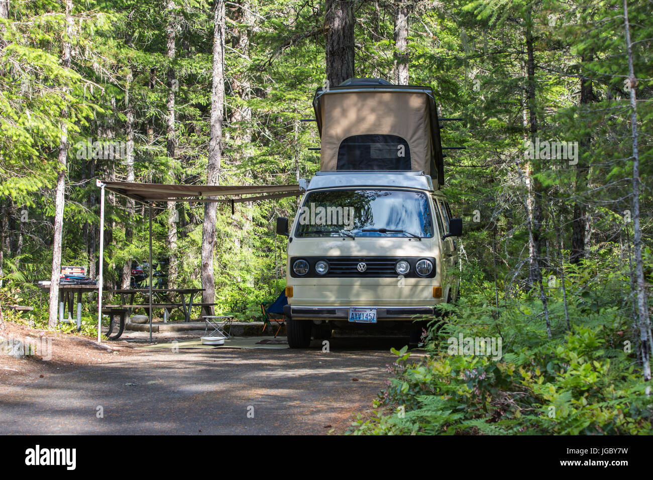 Volkswagen T3 Wohnmobil mit Popup-Dach und Markise auf Newhalem  Campingplatz in North Cascades National Park, Washington Stockfotografie -  Alamy