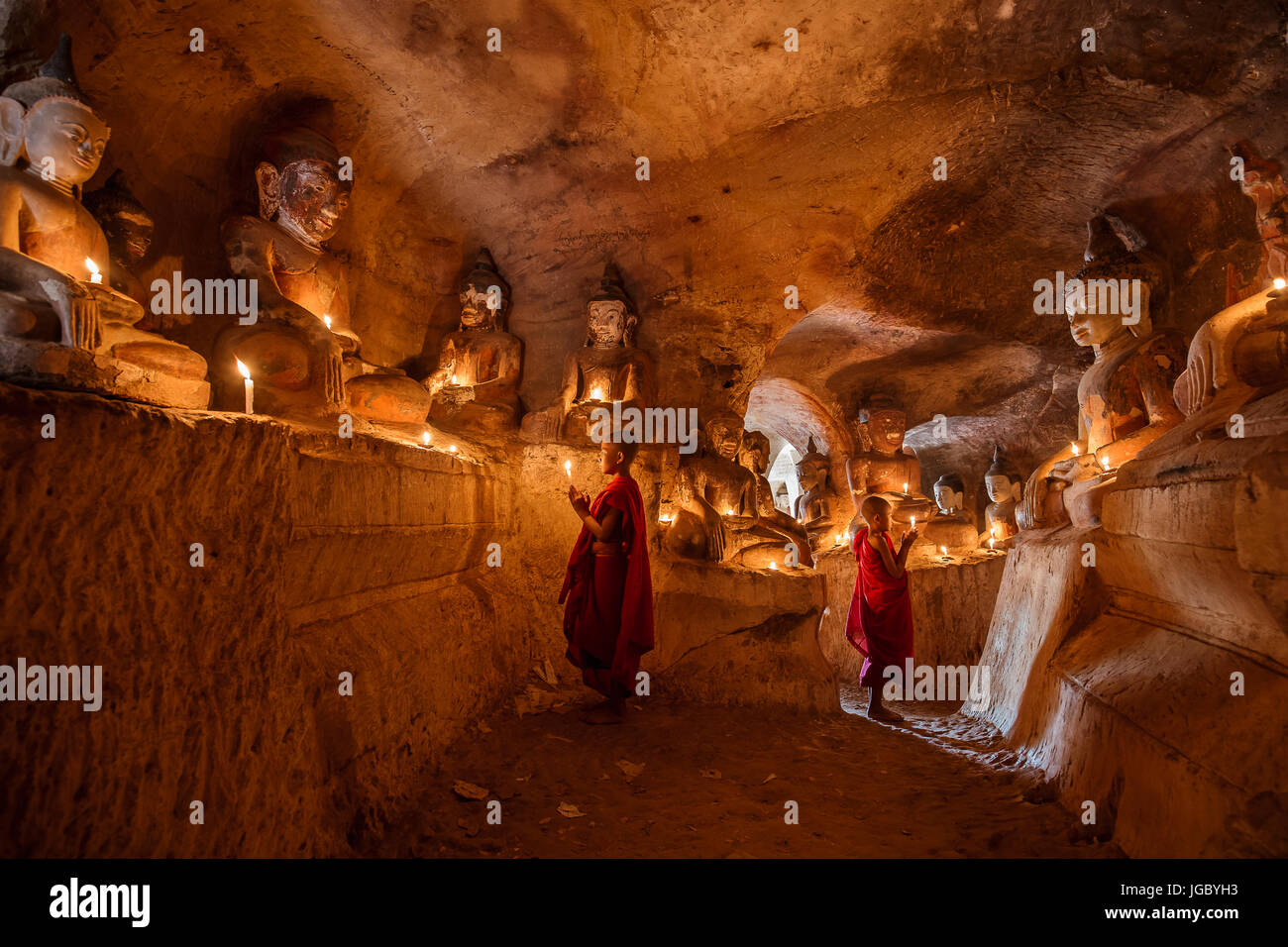 Buddhistischer Novize beten in Po Win Taung Höhle im Norden Myanmars - Sagaing Region - Monywa - Myanmar Stockfoto
