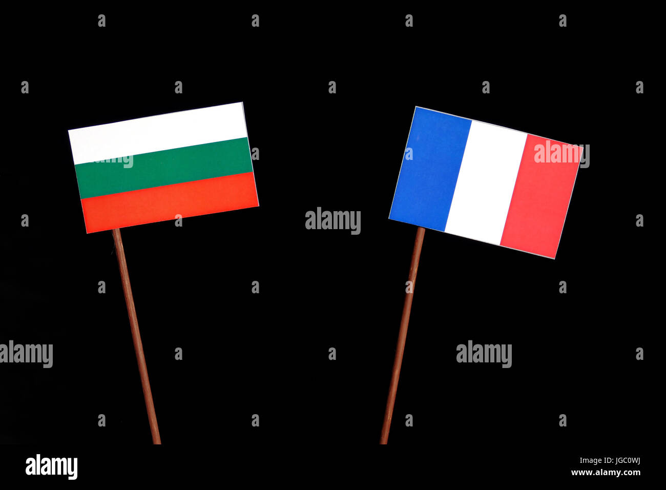 Bulgarische Flagge mit französischer Flagge isolierten auf schwarzen Hintergrund Stockfoto