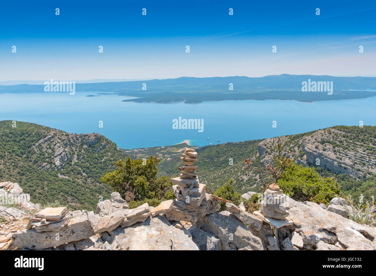 Blick auf das Goldene Horn Naturdenkmal aus der Sicht der Vidova Gora, der höchste Punkt des Gebirges Dalmatiner. Vidova Gora und das Goldene Horn Stockfoto