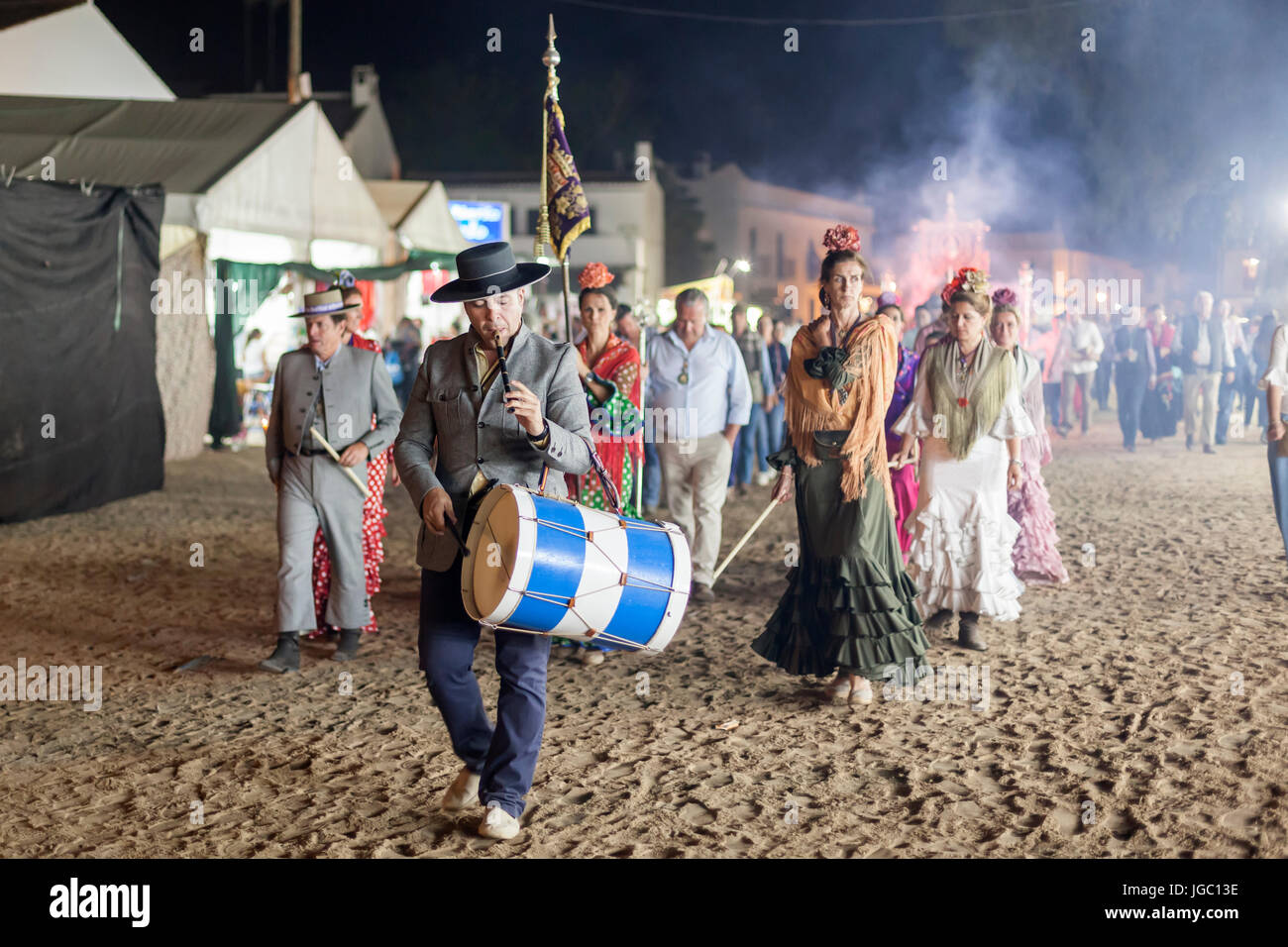El Rocio, Spanien - 4. Juni 2017: Prozession der Piilgrims im traditionellen Kleid Spanisch in El Rocio während die Romeria 2017. Andalusien, Spanien Stockfoto