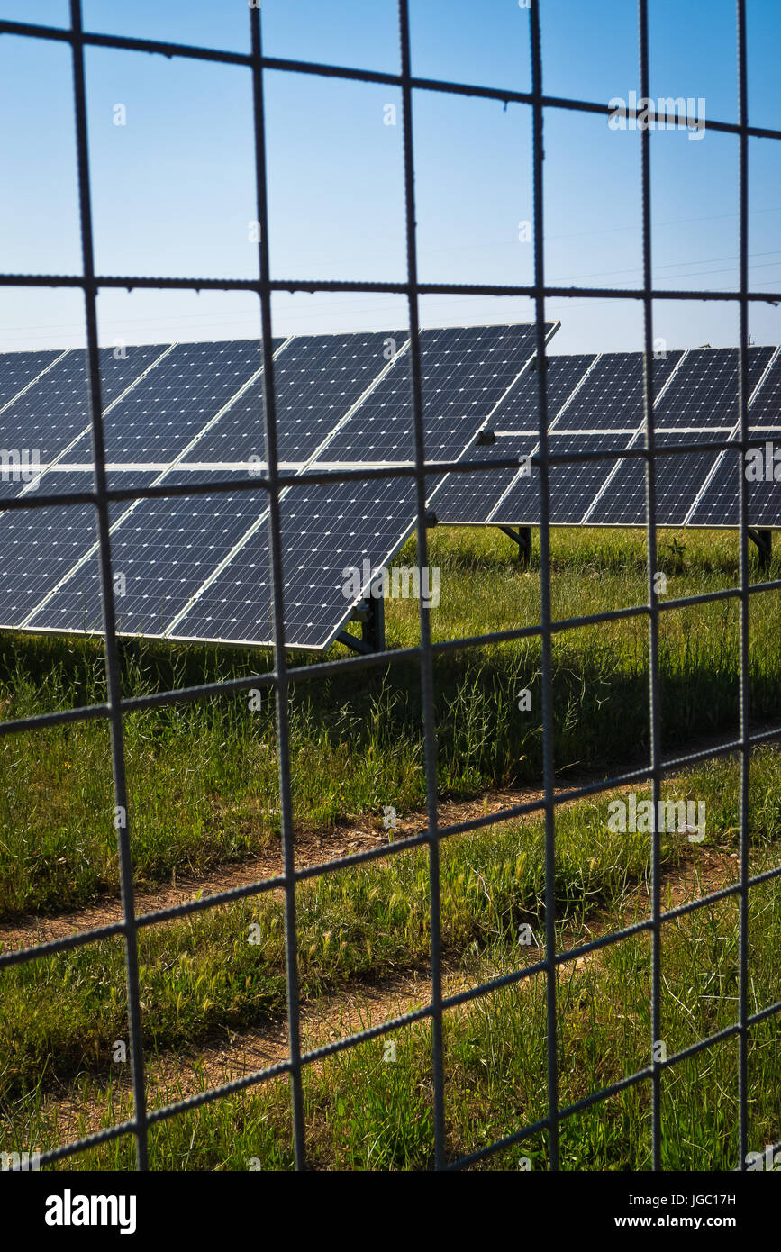 Solar Panels in ländlicher Umgebung. Stockfoto