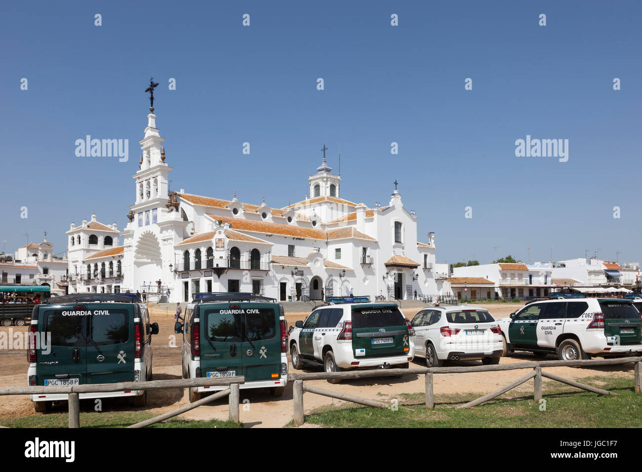 El Rocio, Spanien – 2. Juni 2017: Polizeiautos vor der Eremitage in El Rocio während die Romeria 2017. Andalusien, Spanien Stockfoto