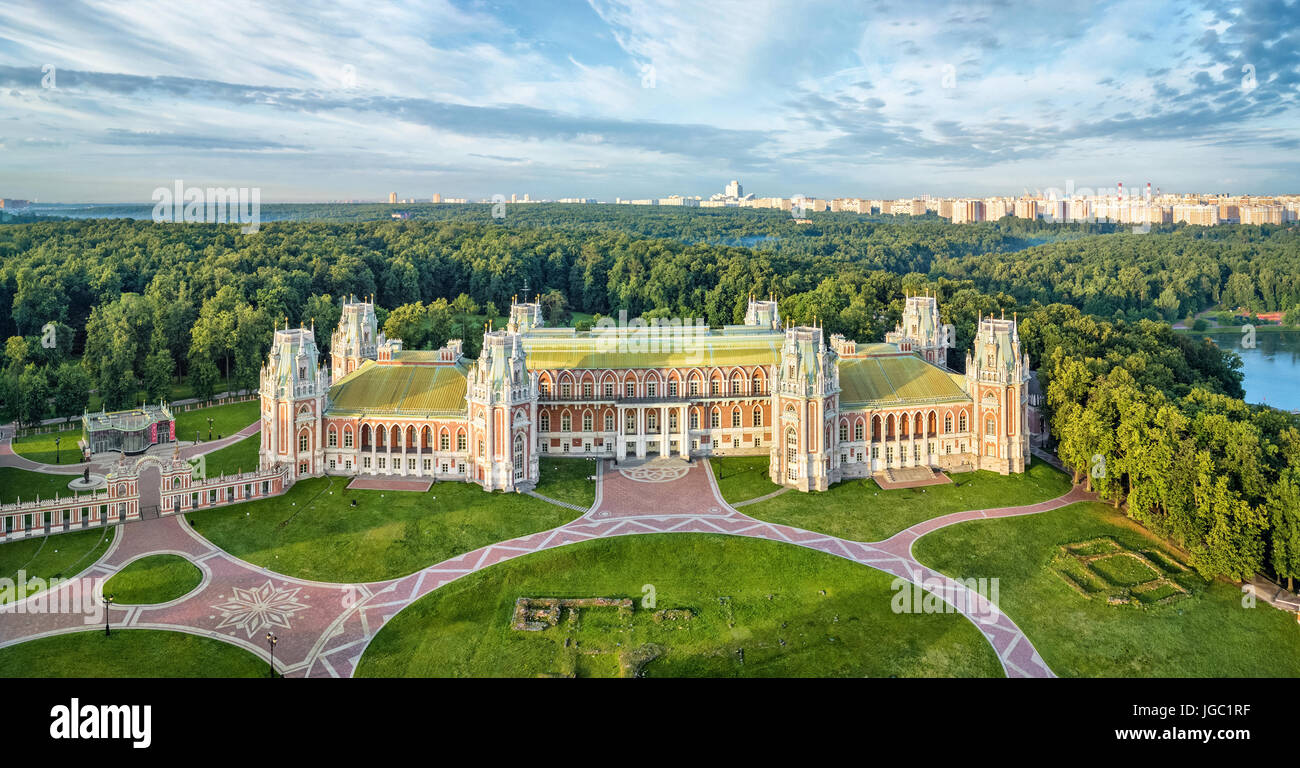Luftaufnahme der Königin Ekaterina Résidence Palace in Tsaritsino Park, Moskau, Russland Stockfoto