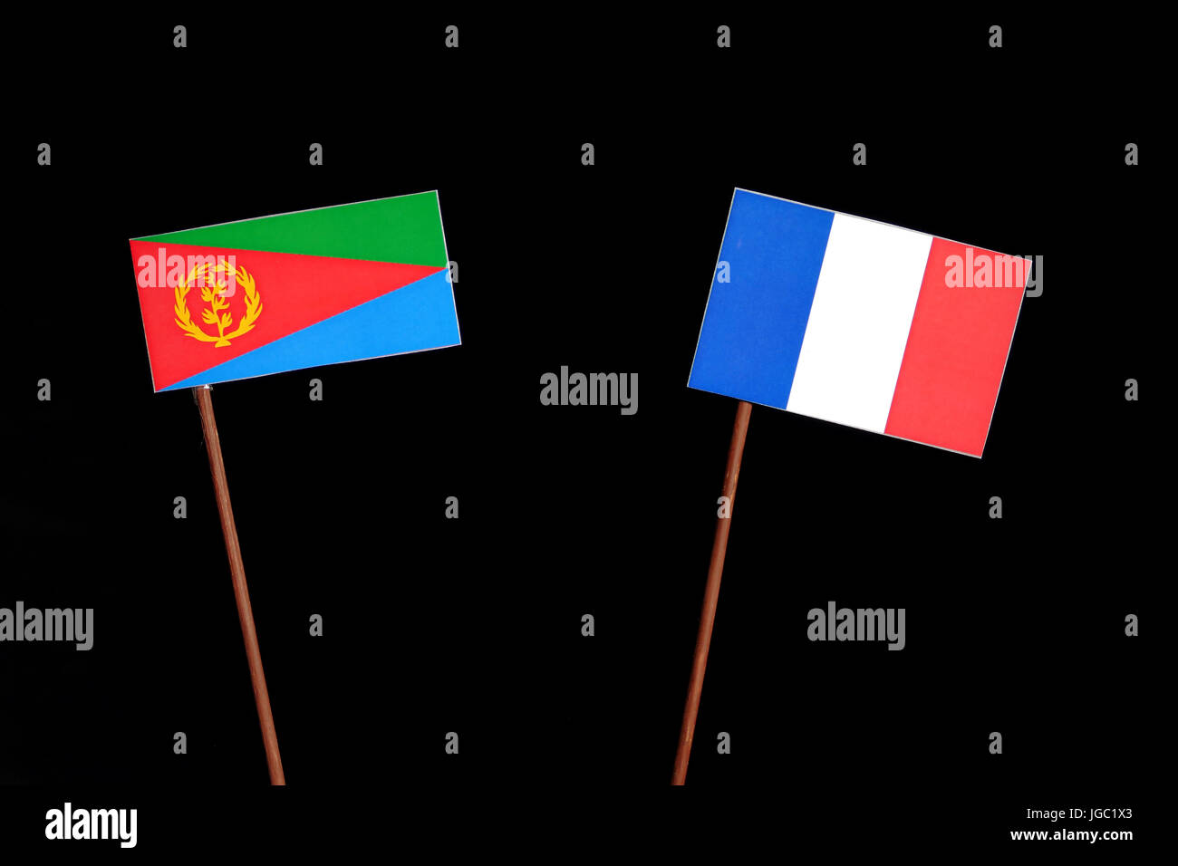 Eritrea Fahne mit französischer Flagge isolierten auf schwarzen Hintergrund Stockfoto