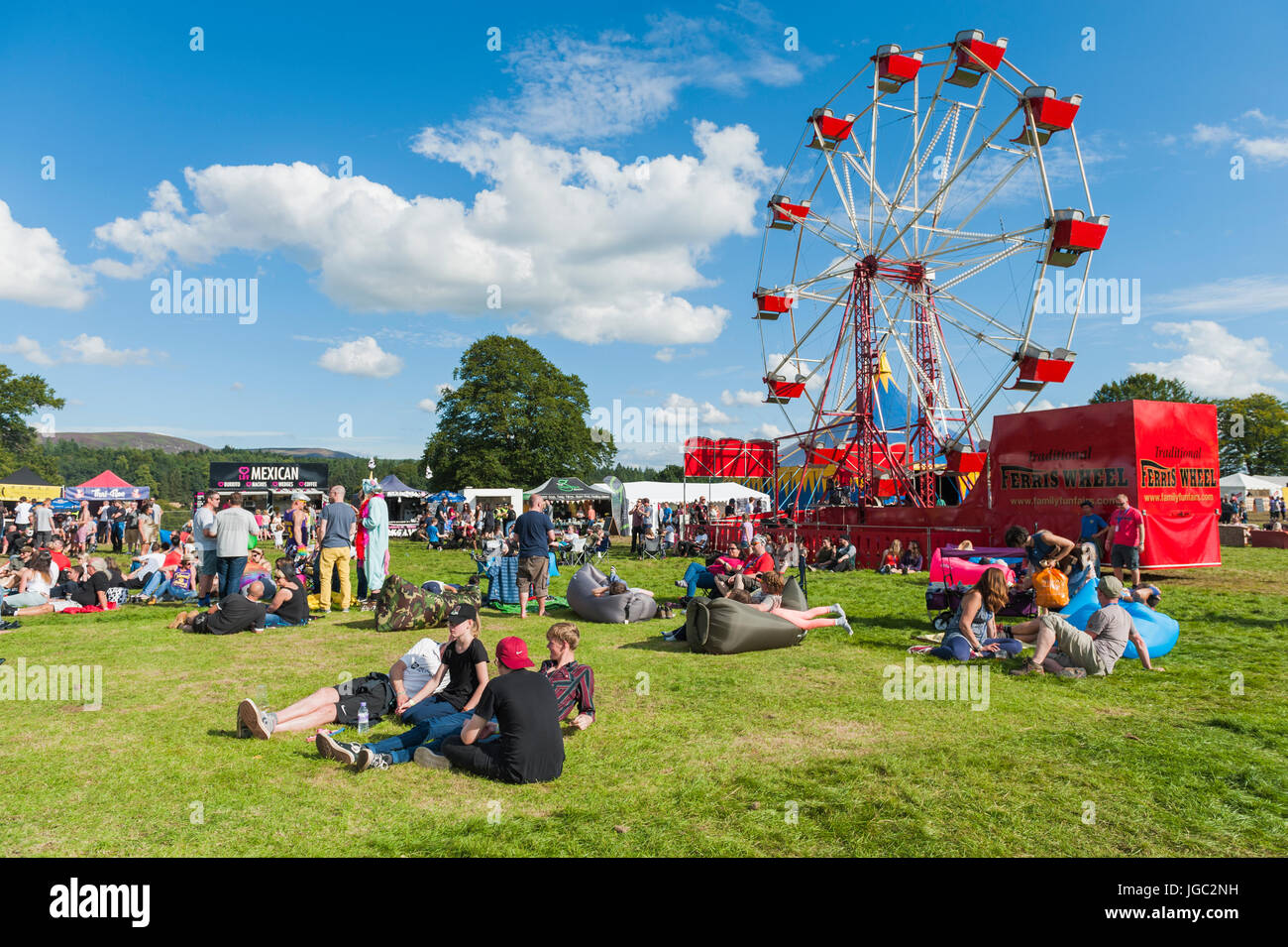 Thornhill, Scotland, UK - 27. August 2016: Festival-Besucher in der Hauptarena während des Festivals von elektrischen Feldern auf dem Gelände des Drumlanrig Castle Stockfoto