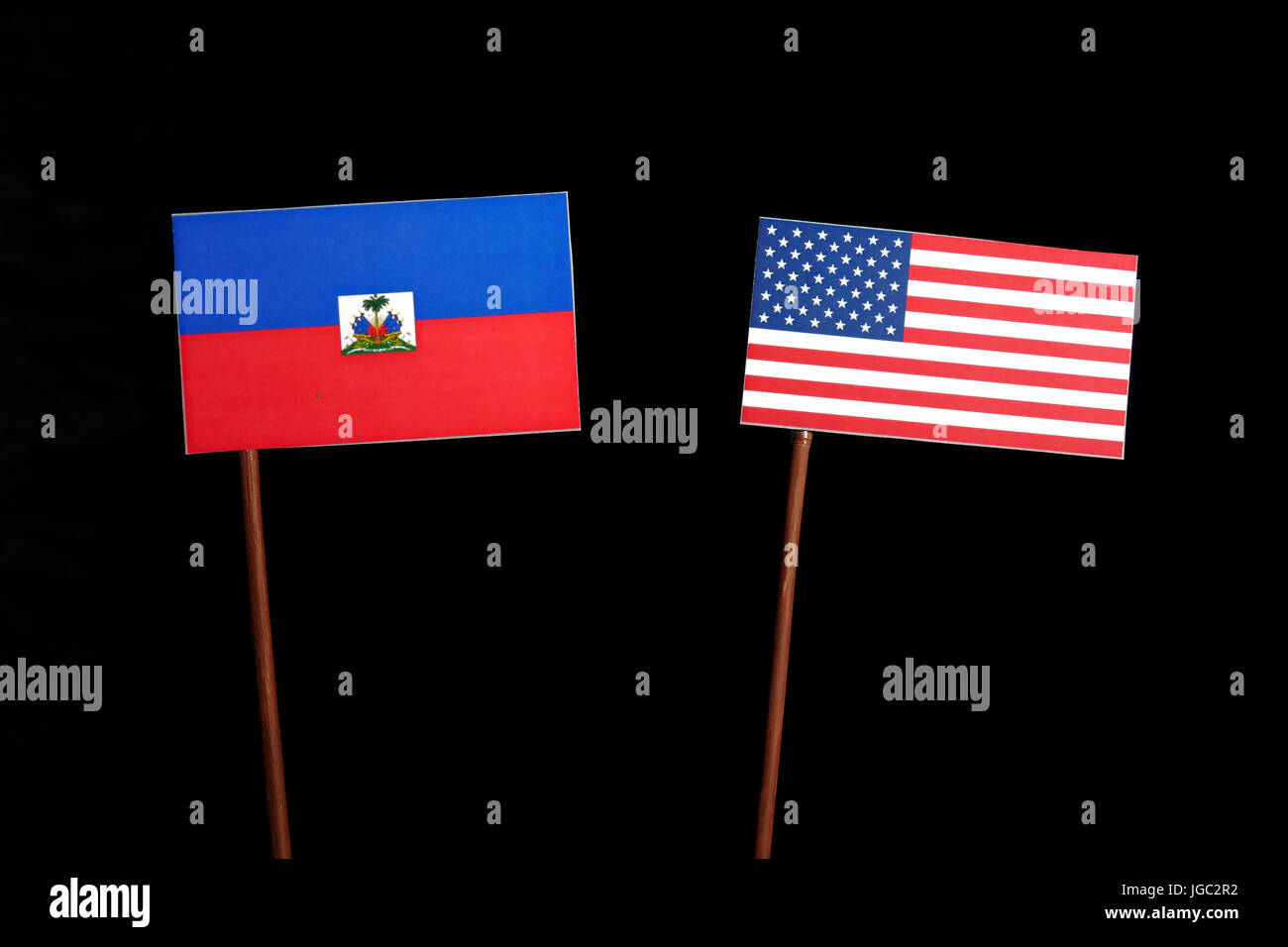 Haitianischen Flagge mit USA-Flagge auf schwarzem Hintergrund isoliert Stockfoto