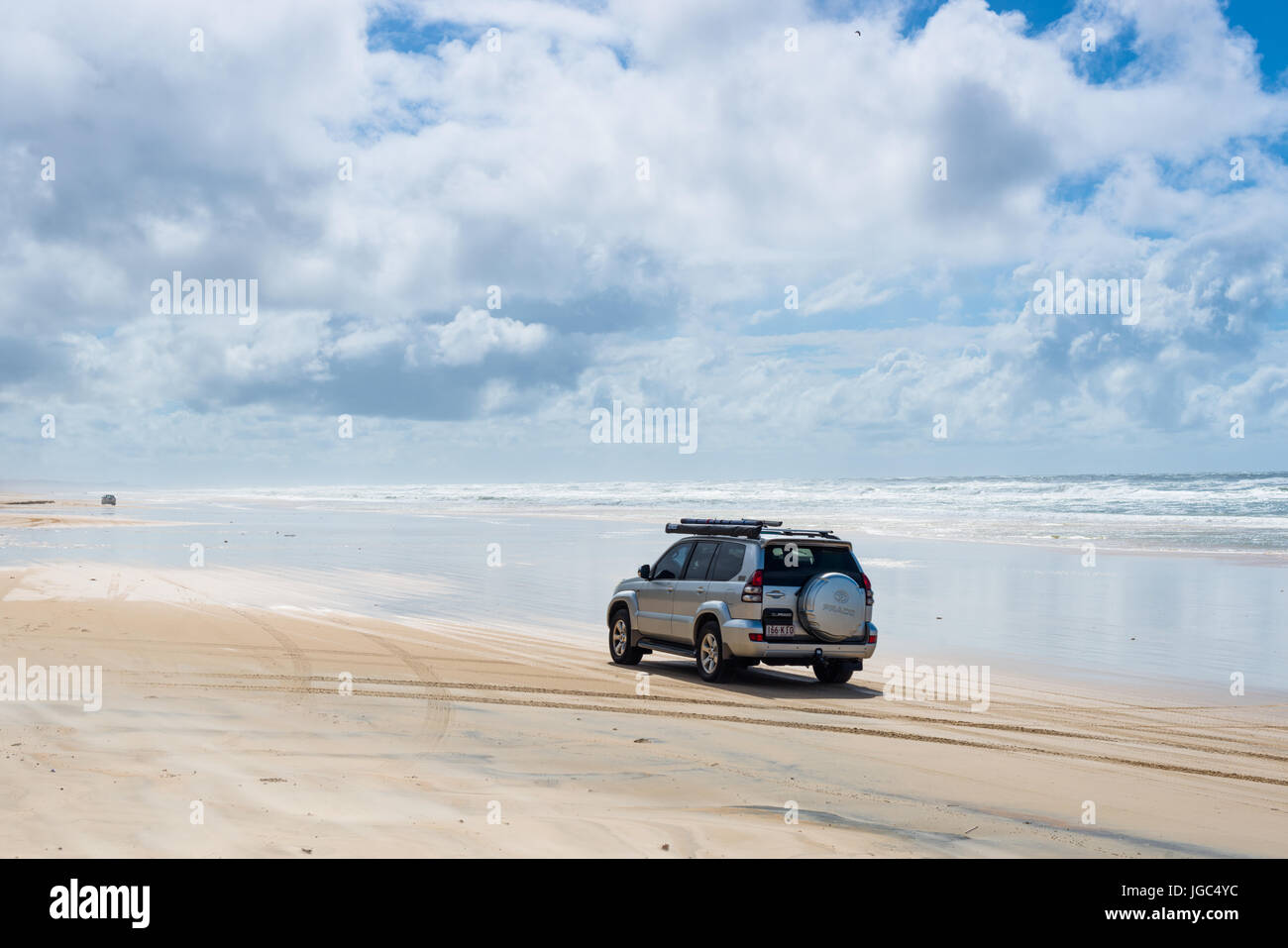 Strand wirkt wie eine Straße in Great Sandy Nationalpark, Queensland, Australien Stockfoto