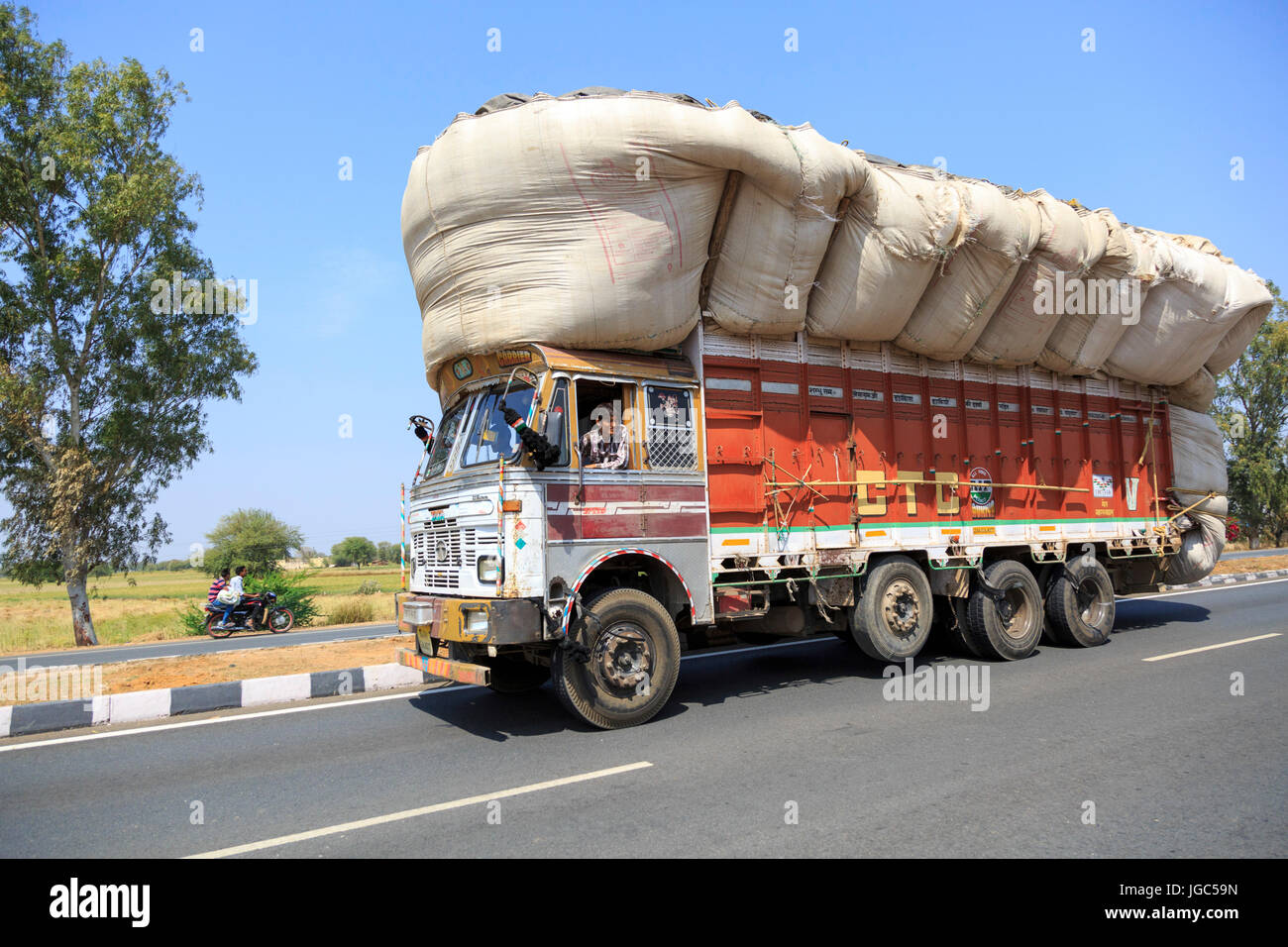 Schnellstraße in Rajasthan, Indien Stockfoto