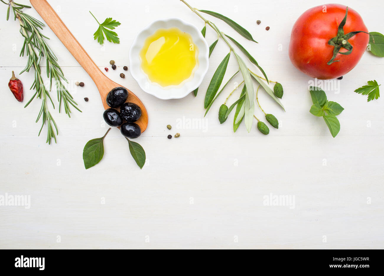 Olivenöl mit Kochen, Zutaten und Gewürzen mit Exemplar Stockfoto