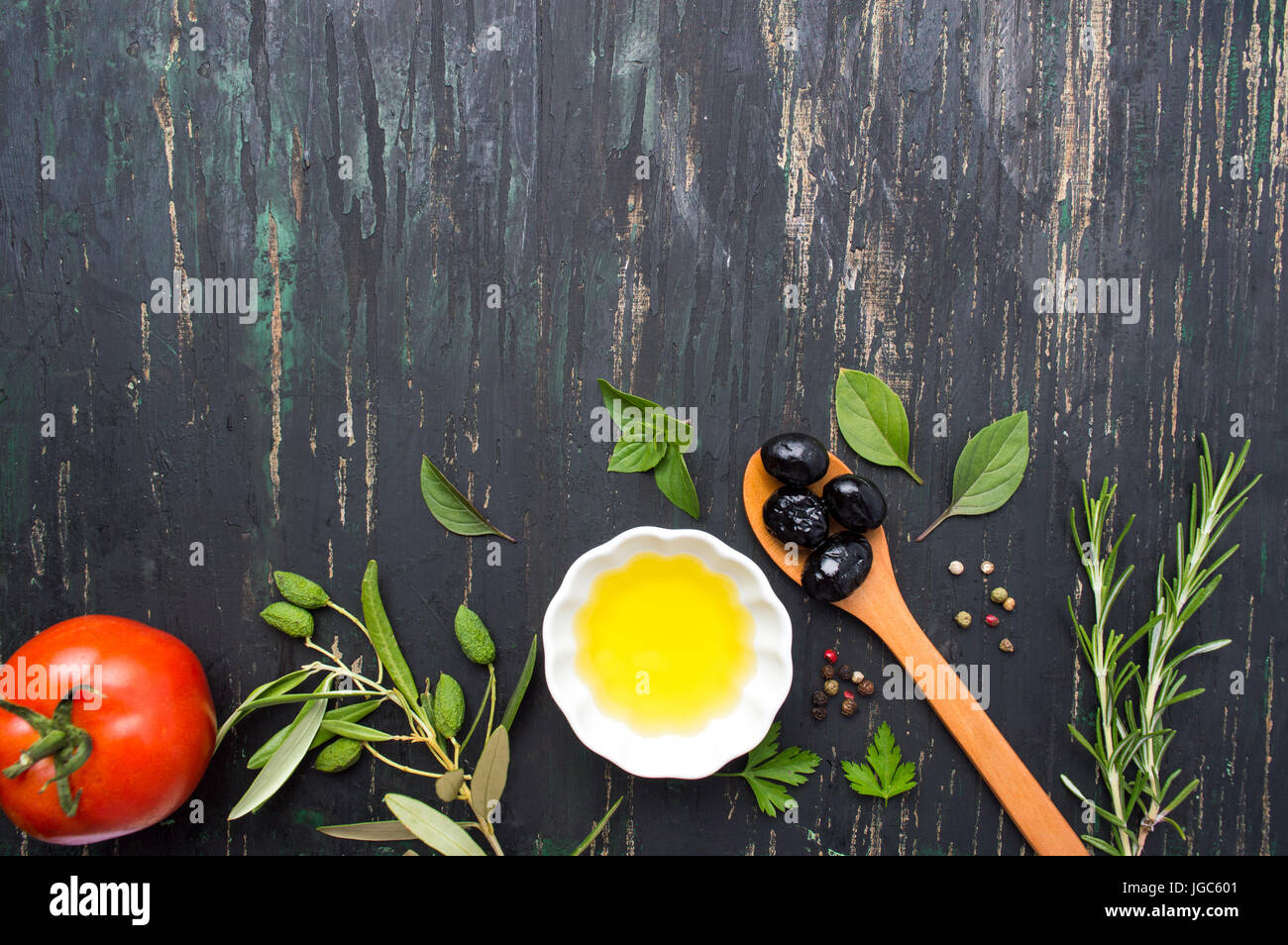 Olivenöl mit Kochen, Zutaten und Gewürzen mit Exemplar Stockfoto