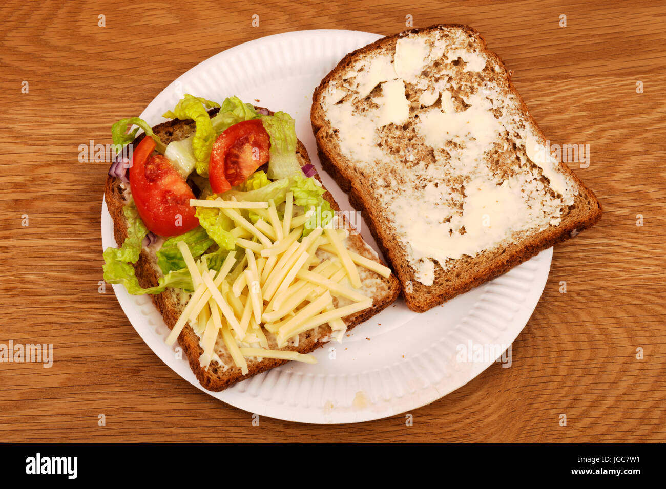 Käse und Salat Sandwich auf Vollkornbrot Stockfoto