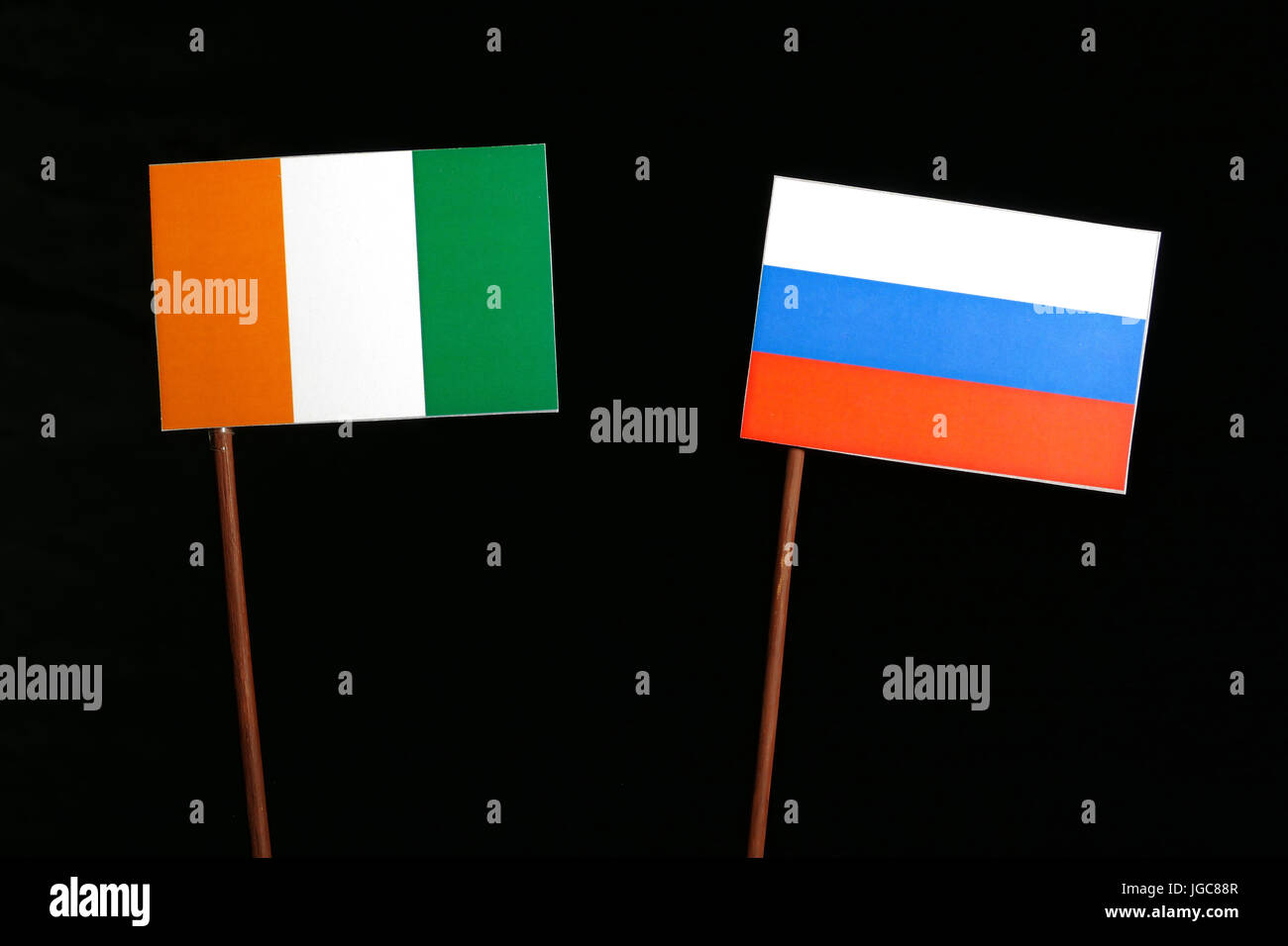 Elfenbeinküste-Flagge mit russischer Flagge auf schwarzem Hintergrund isoliert Stockfoto
