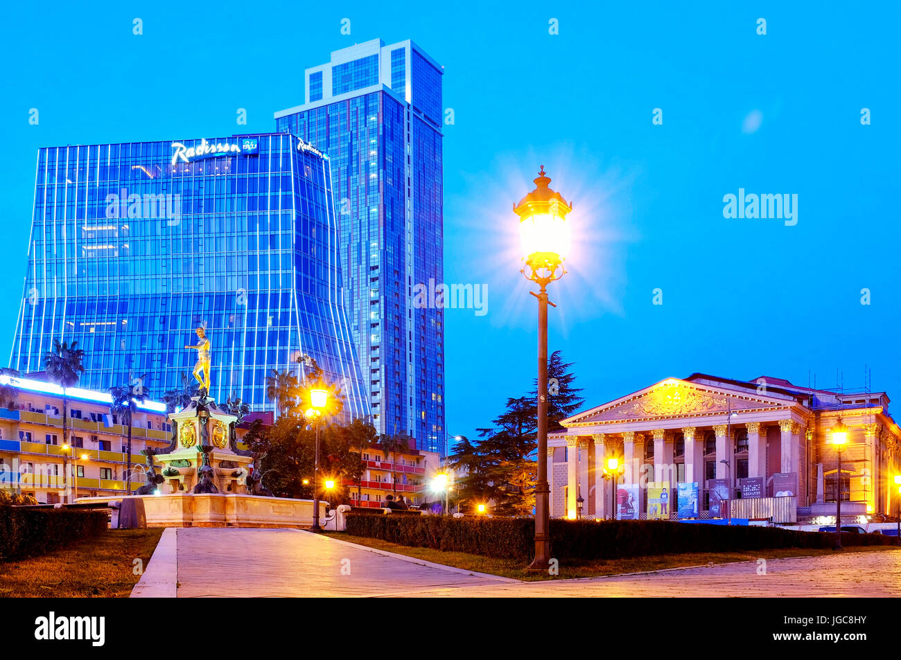 Zentrum von Batumi, mit dem Neptunbrunnen und der Staatsoper Batumi, Batumi, Georgien Stockfoto
