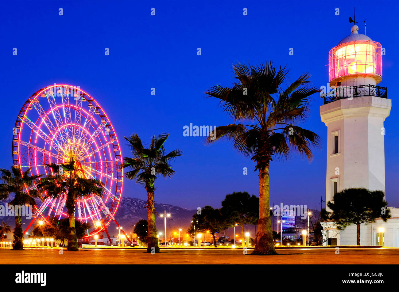 Riesenrad und Leuchtturm im Miracle Park, Batumi, Georgien Stockfoto