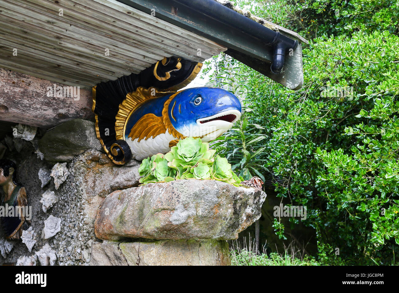 Galionsfigur der einen Fisch aus einem unbekannten Schiffswrack im Valhalla in Tresco Abbey Gardens, Tresco Insel, Isles of Scilly, England, Vereinigtes Königreich. Stockfoto Galionsfigur der einen Fisch aus einem unbekannten Schiffswrack im Valhalla in Tresco Abbey Gardens, Tresco Insel, Isles of Scilly, England, Vereinigtes Königreich. Stockfoto