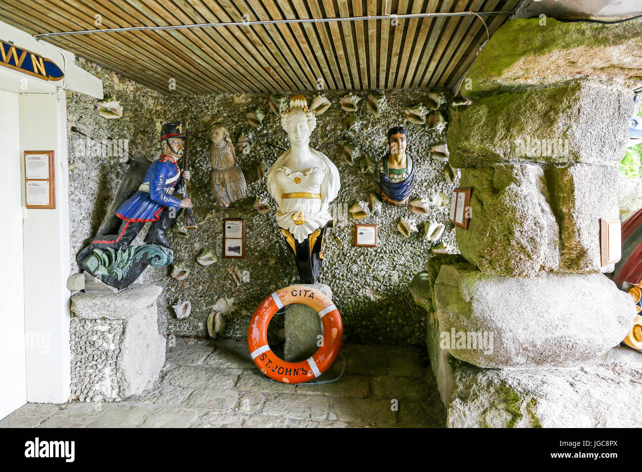 Galionsfiguren des Wracks von Schiffen im Valhalla in Tresco Abbey Gardens, Tresco Insel, Isles of Scilly, England, Vereinigtes Königreich. Stockfoto Galionsfiguren des Wracks von Schiffen im Valhalla in Tresco Abbey Gardens, Tresco Insel, Isles of Scilly, England, Vereinigtes Königreich. Stockfoto
