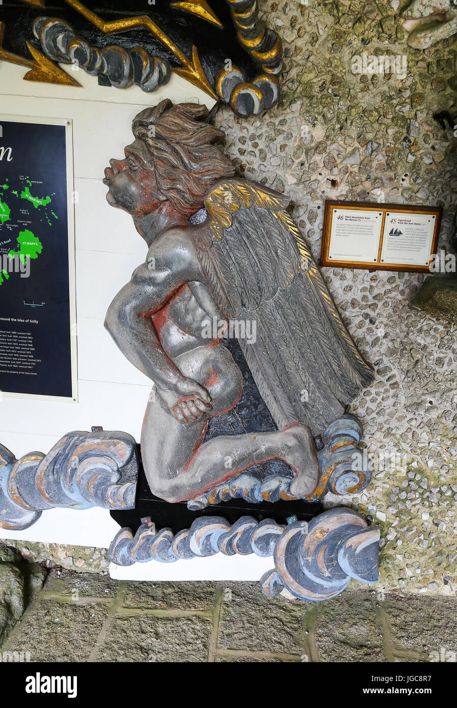 Heck-Dekorationen oder Galionsfiguren aus zerstörten Schiffen im Valhalla in Tresco Abbey Gardens, Tresco Insel, Isles of Scilly, England, Vereinigtes Königreich. Stockfoto Heck-Dekorationen oder Galionsfiguren aus zerstörten Schiffen im Valhalla in Tresco Abbey Gardens, Tresco Insel, Isles of Scilly, England, Vereinigtes Königreich. Stockfoto