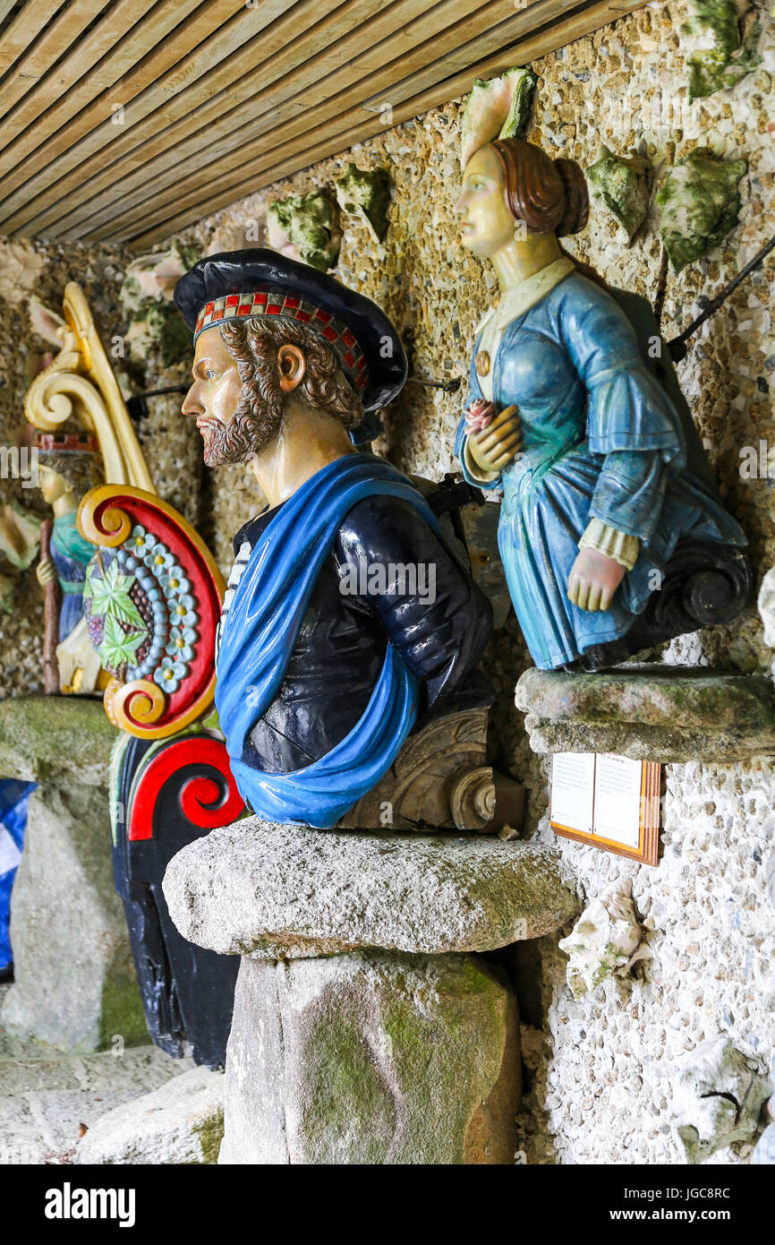 Aushängeschild eines Häuptlings und einer Frau im blauen Kleid von Schiffswracks, die Valhalla-Sammlung Tresco Abbey Gärten Isles of Scilly England geborgen  Stockfoto Aushängeschild eines Häuptlings und einer Frau im blauen Kleid von Schiffswracks, die Valhalla-Sammlung Tresco Abbey Gärten Isles of Scilly England geborgen  Stockfoto