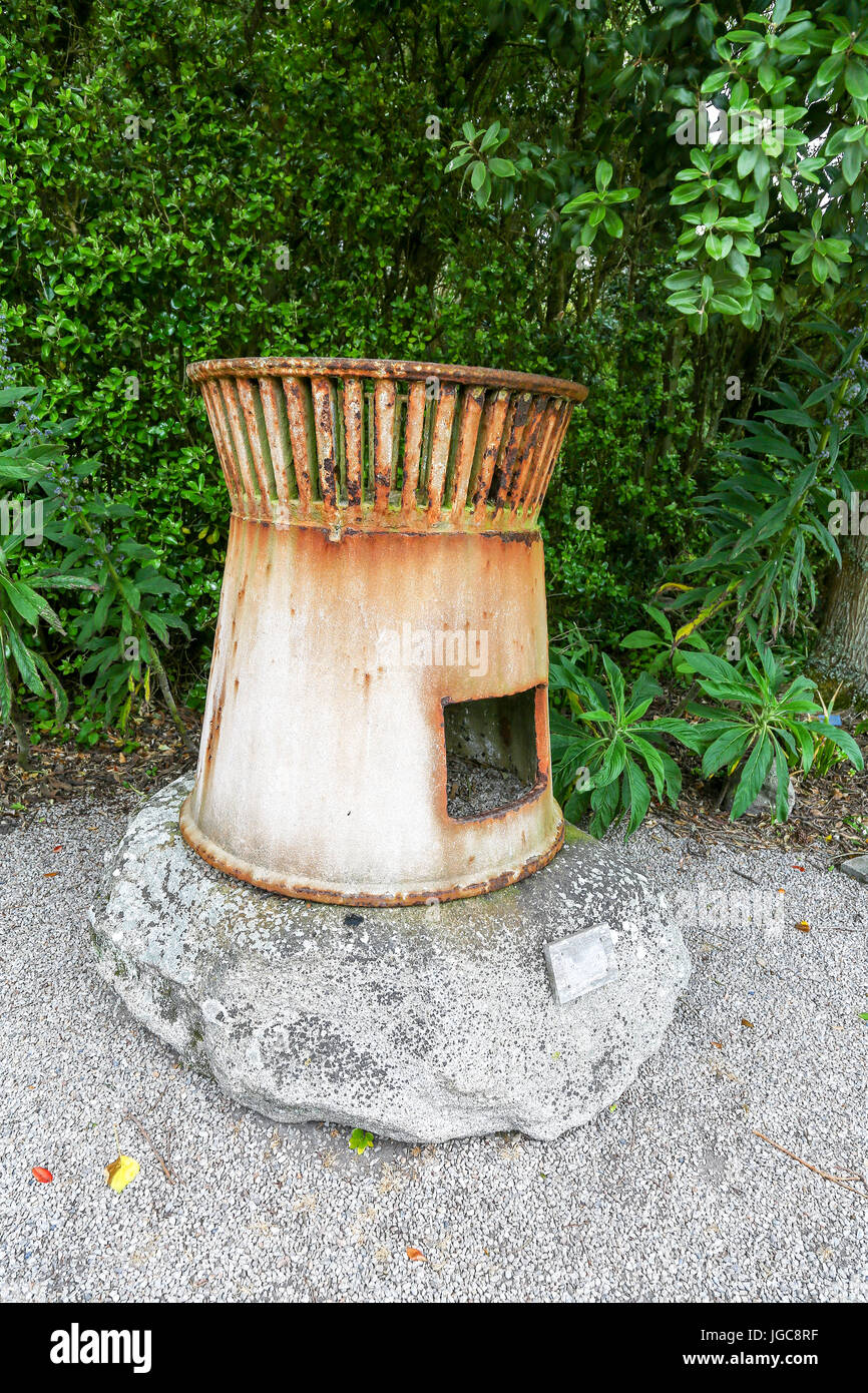 Ein Kohleverbrennung Feuerkorb einst in St. Agnes Leuchtturm jetzt in Tresco Abtei Gärten Tresco Insel, Isles of Scilly, England, Vereinigtes Königreich Stockfoto Ein Kohleverbrennung Feuerkorb einst in St. Agnes Leuchtturm jetzt in Tresco Abtei Gärten Tresco Insel, Isles of Scilly, England, Vereinigtes Königreich Stockfoto