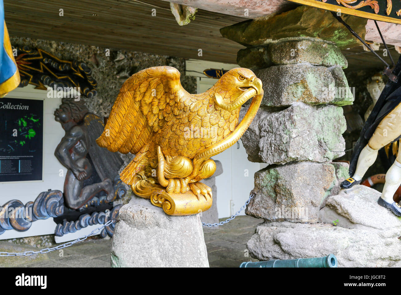 Galionsfigur der Steinadler aus einem Schiffswrack im Valhalla in Tresco Abbey Gardens, Tresco Insel, Isles of Scilly, England, Vereinigtes Königreich. Stockfoto Galionsfigur der Steinadler aus einem Schiffswrack im Valhalla in Tresco Abbey Gardens, Tresco Insel, Isles of Scilly, England, Vereinigtes Königreich. Stockfoto