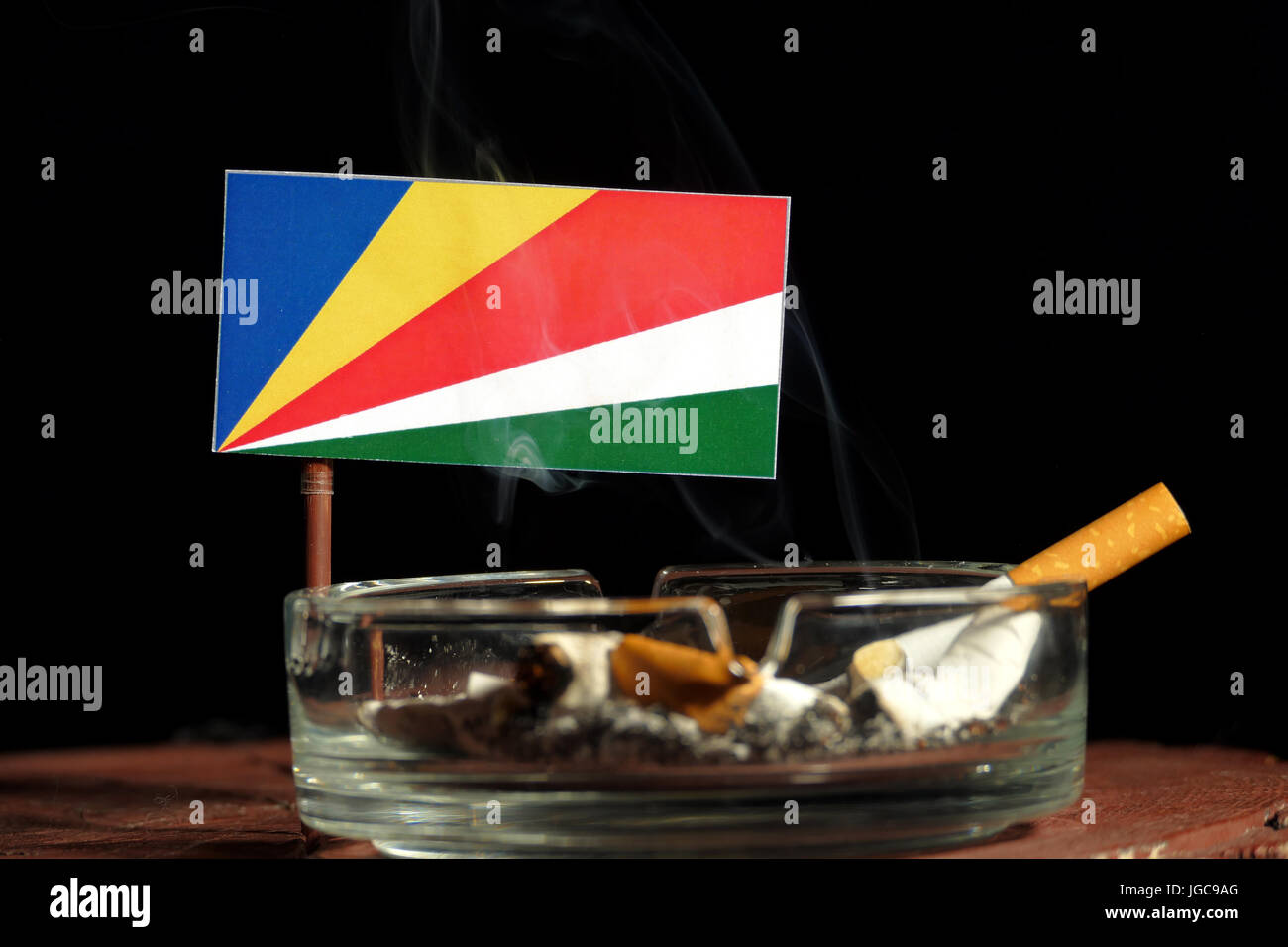 Seychellen Flagge mit Zigaretten und Zigarren. Tabak-Industrie-Konzept  Stockfotografie - Alamy